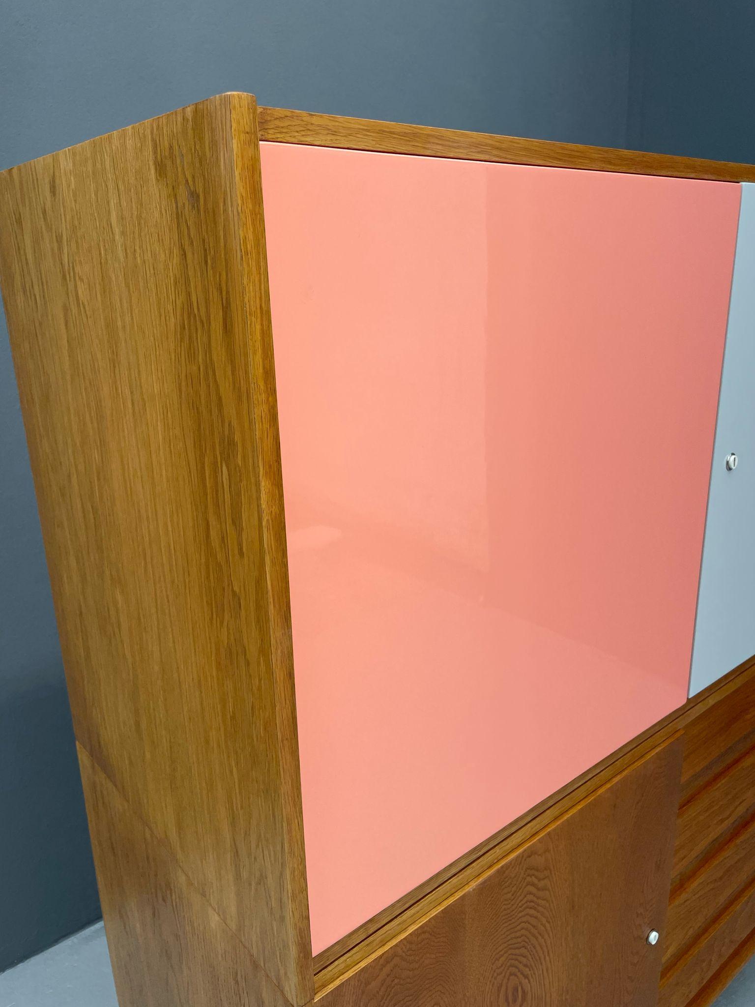 U-450 Cabinet in Oak by Jiří Jiroutek for Interiér Praha, Czechoslovakia, 1960s For Sale 3