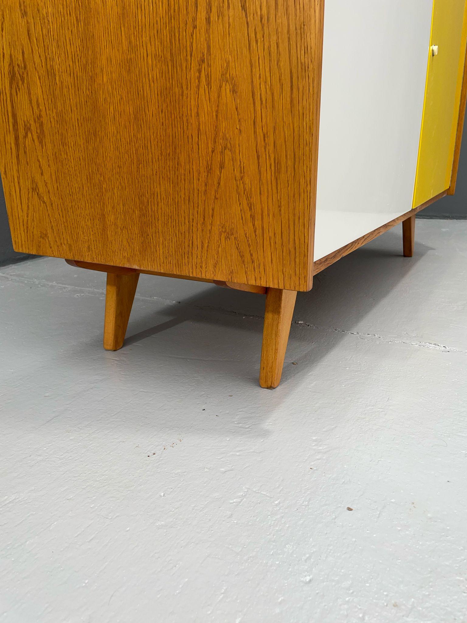 U-450 Cabinet in Oak veneer, Yellow & White Variant, Jiří Jiroutek for Interiér For Sale 4