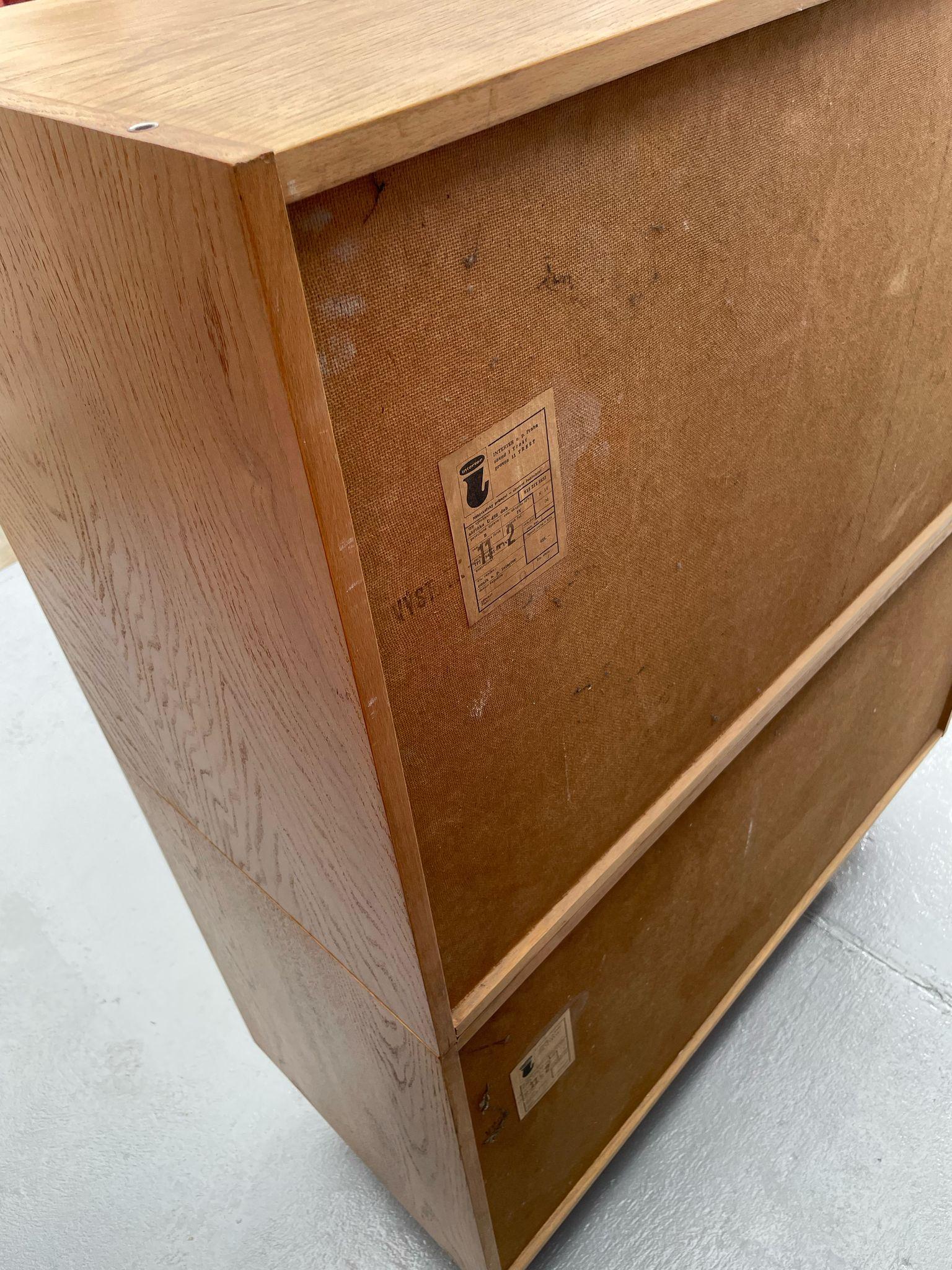 U-450 Cabinet in Oak veneer, Yellow & White Variant, Jiří Jiroutek for Interiér For Sale 5