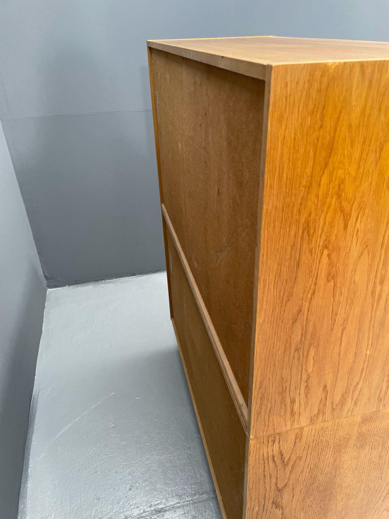 U-450 Cabinet in Oak veneer, Yellow & White Variant, Jiří Jiroutek for Interiér For Sale 6