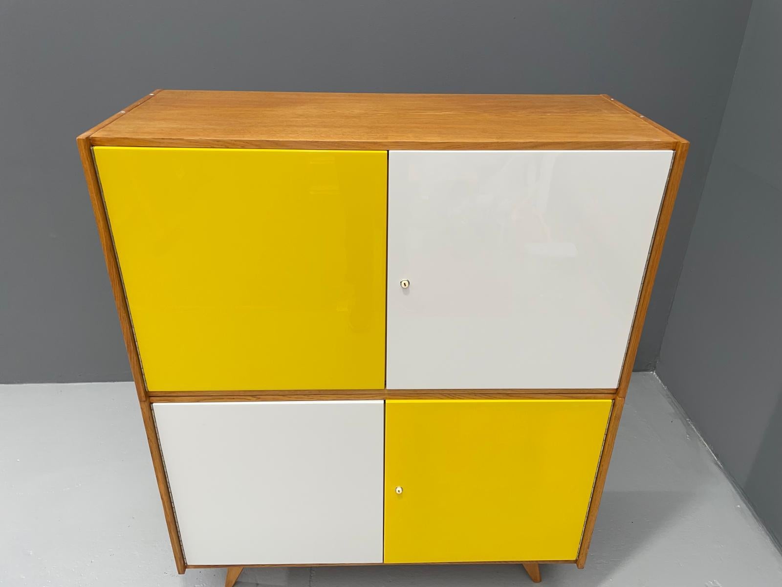 U-450 Cabinet in Oak veneer, Yellow & White Variant, Jiří Jiroutek for Interiér For Sale 9