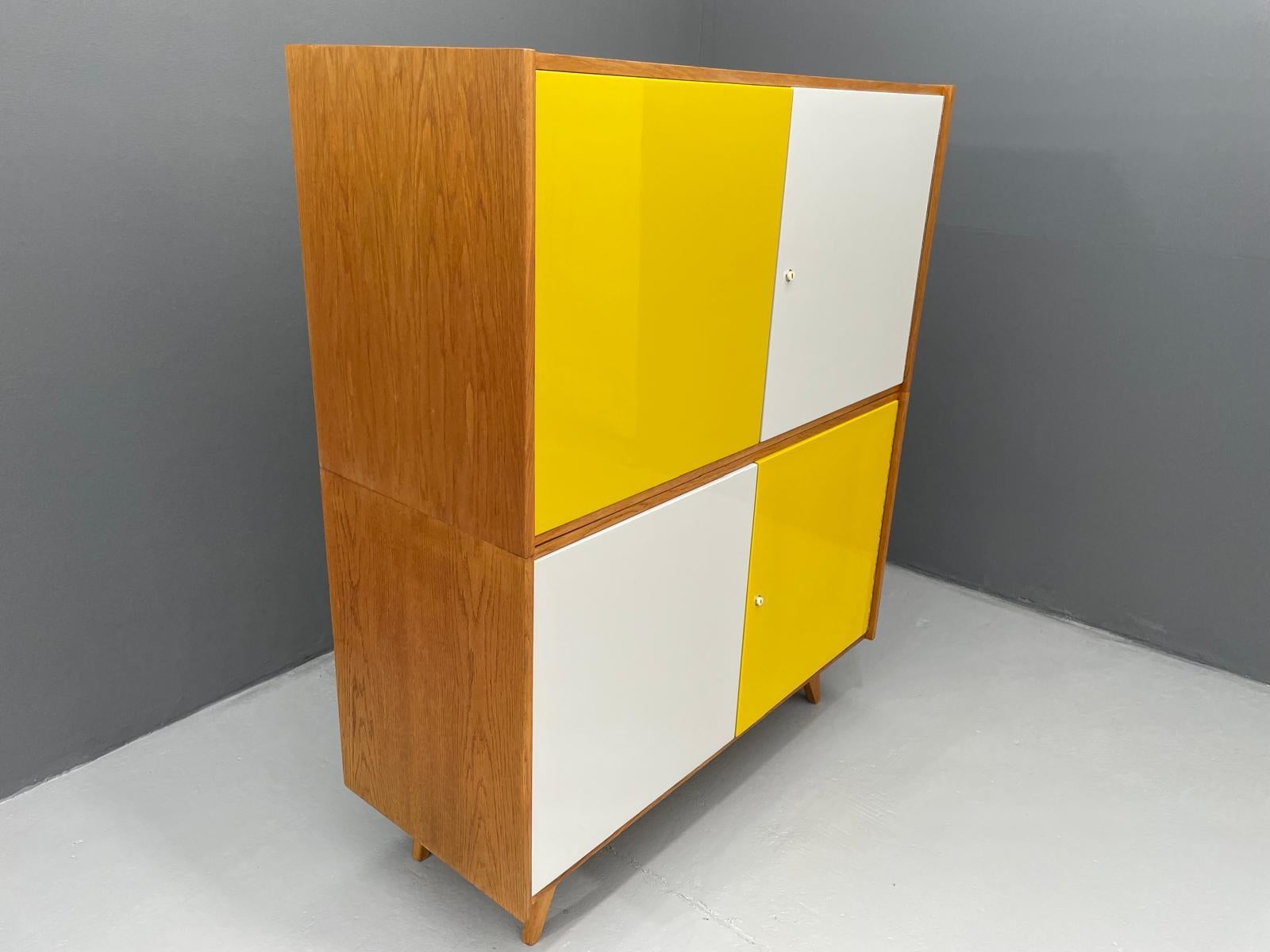 U-450 Cabinet in Oak veneer, Yellow & White Variant, Jiří Jiroutek for Interiér For Sale 10