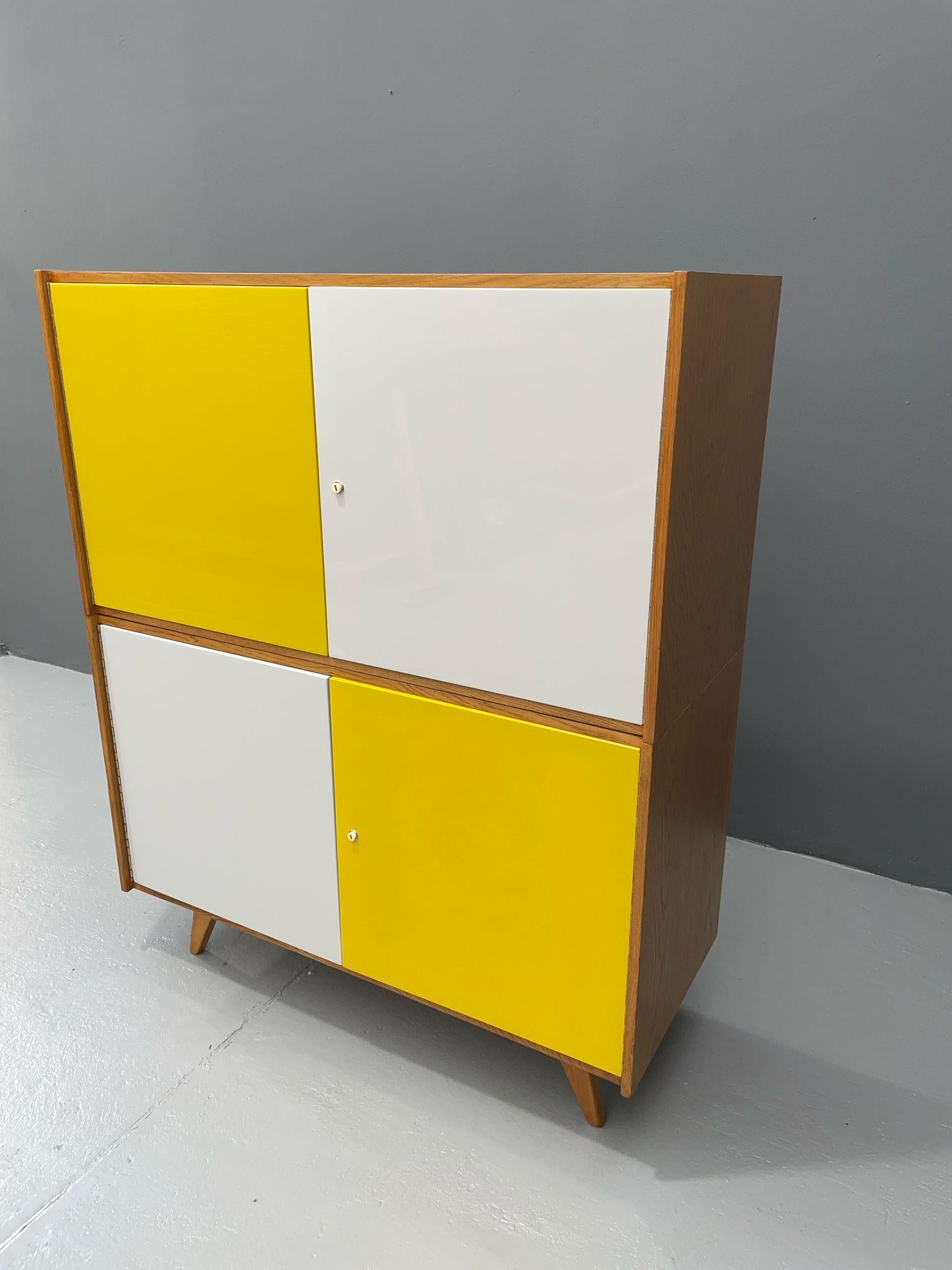 U-450 Cabinet in Oak veneer, Yellow & White Variant, Jiří Jiroutek for Interiér In Good Condition For Sale In Prague 8, CZ