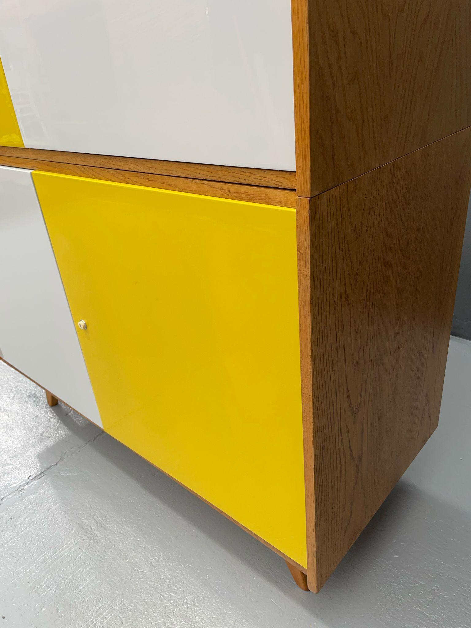 U-450 Cabinet in Oak veneer, Yellow & White Variant, Jiří Jiroutek for Interiér For Sale 2