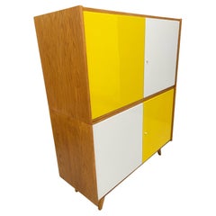 U-450 Schrank in Eiche furniert, Gelb & Weiß Variante, Jiří Jiroutek für Interiér