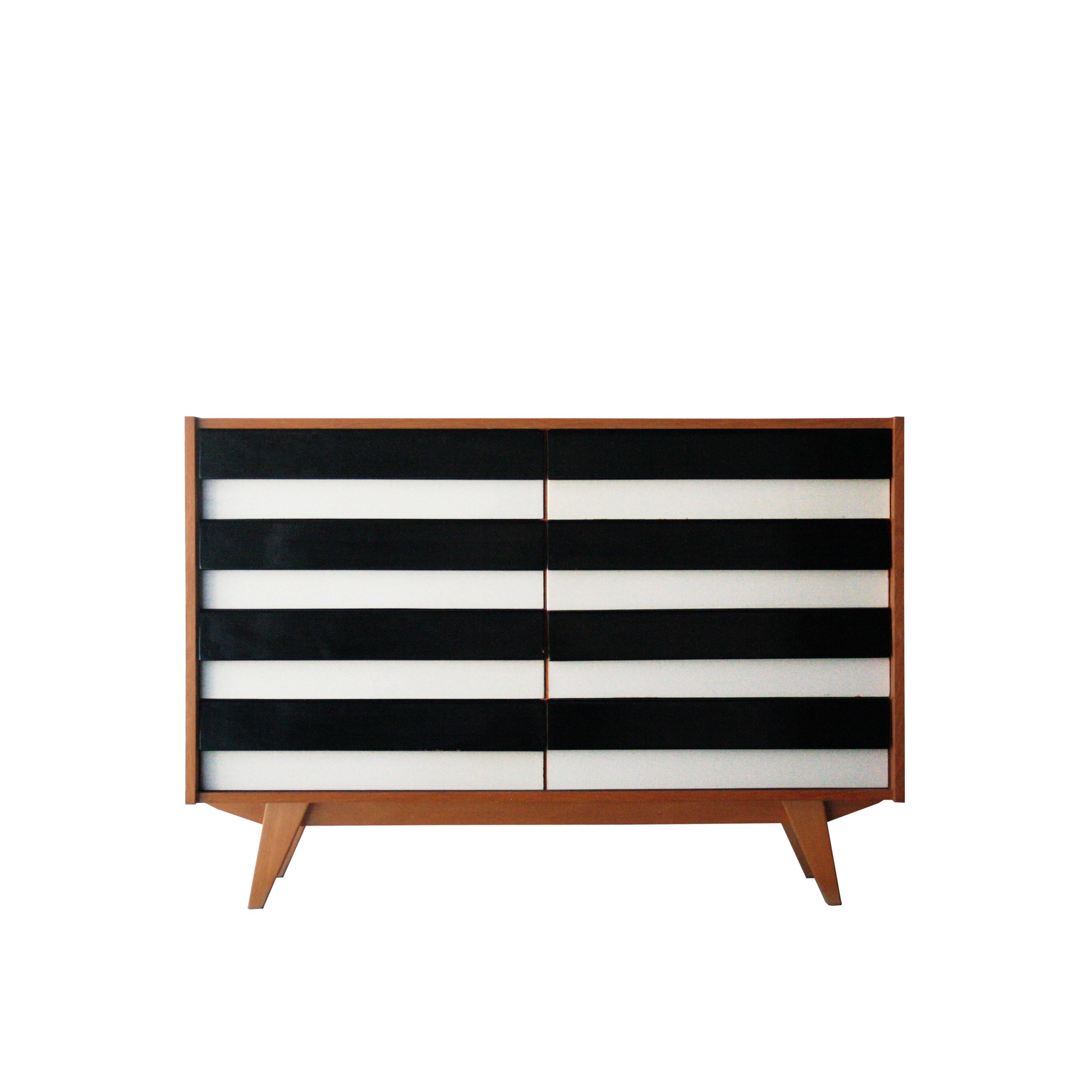 Dresser made of oak wood with eight drawers with black and white lacquered front.