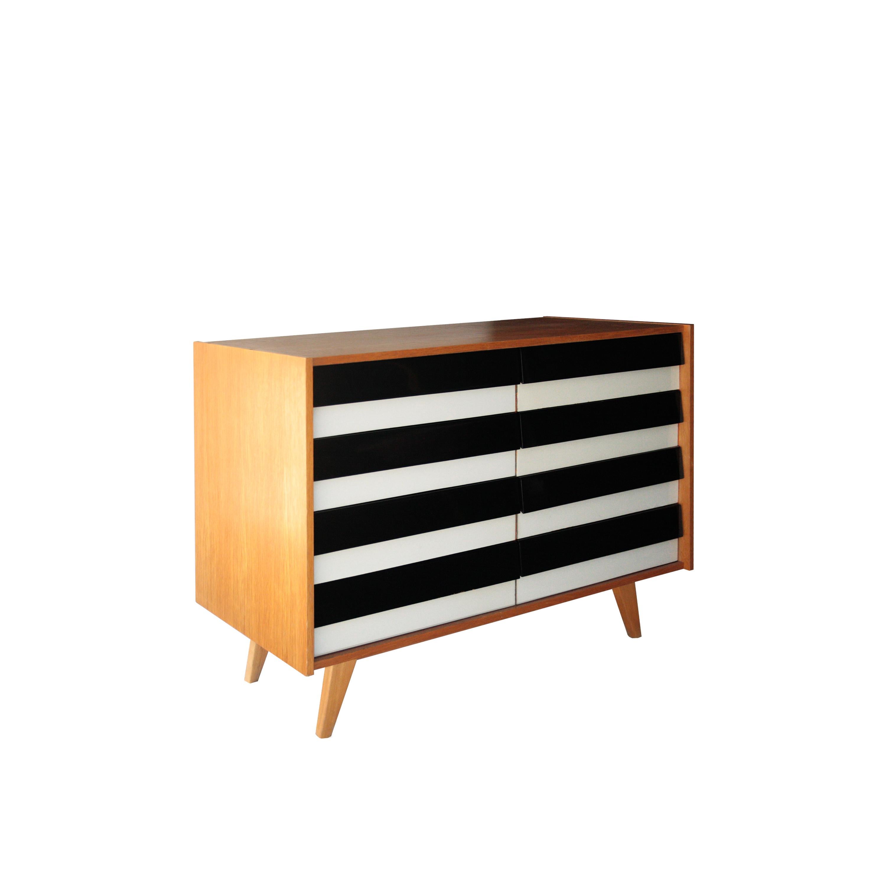 U-450 Chest of Drawers Designed by Jiří Jiroutek, Czechoslovakia, 1960 In Good Condition In Madrid, ES