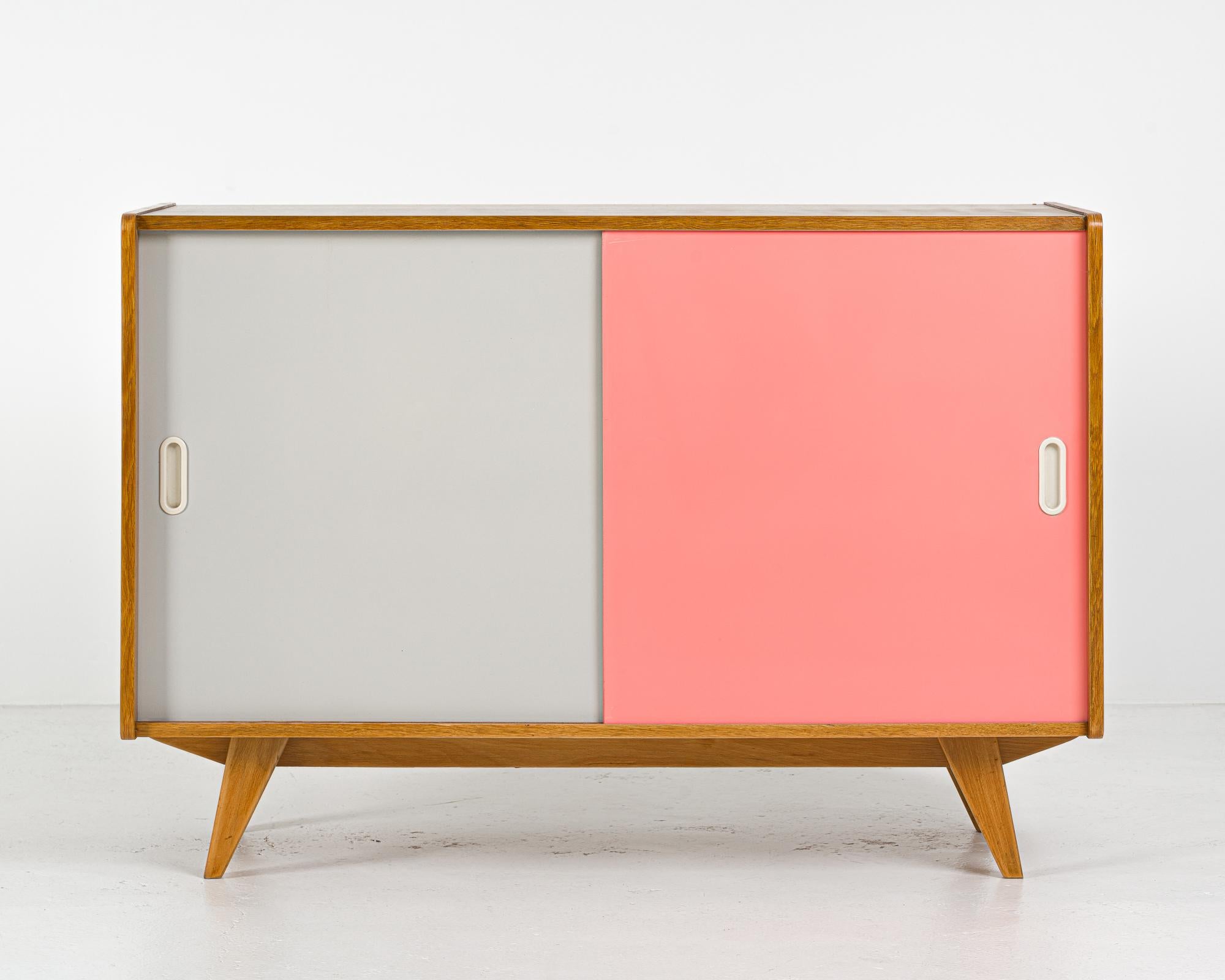 The U-453 sideboard designed by the czech designer Jiří Jiroutek as a part of the U series. Works began after the enormous success of the czech pavilion at the Brussels ’58 EXPO and the series became one of the leading examples of the newly formed
