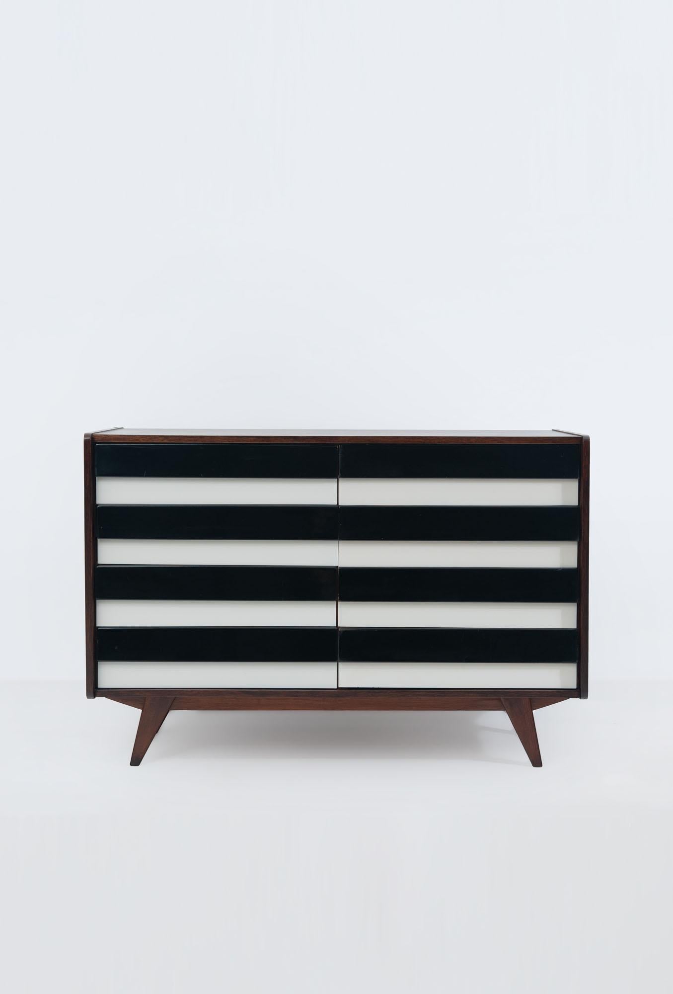 U-453 chest of drawers by Jiri Jiroutek for Interier Praha, former Czechoslovakia. 1960s.
Oak veneered and stained body. 8 wooden drawers with white formica and glossy black front.
Wood refinished, newly stained and new varnished.
Labelled. Early