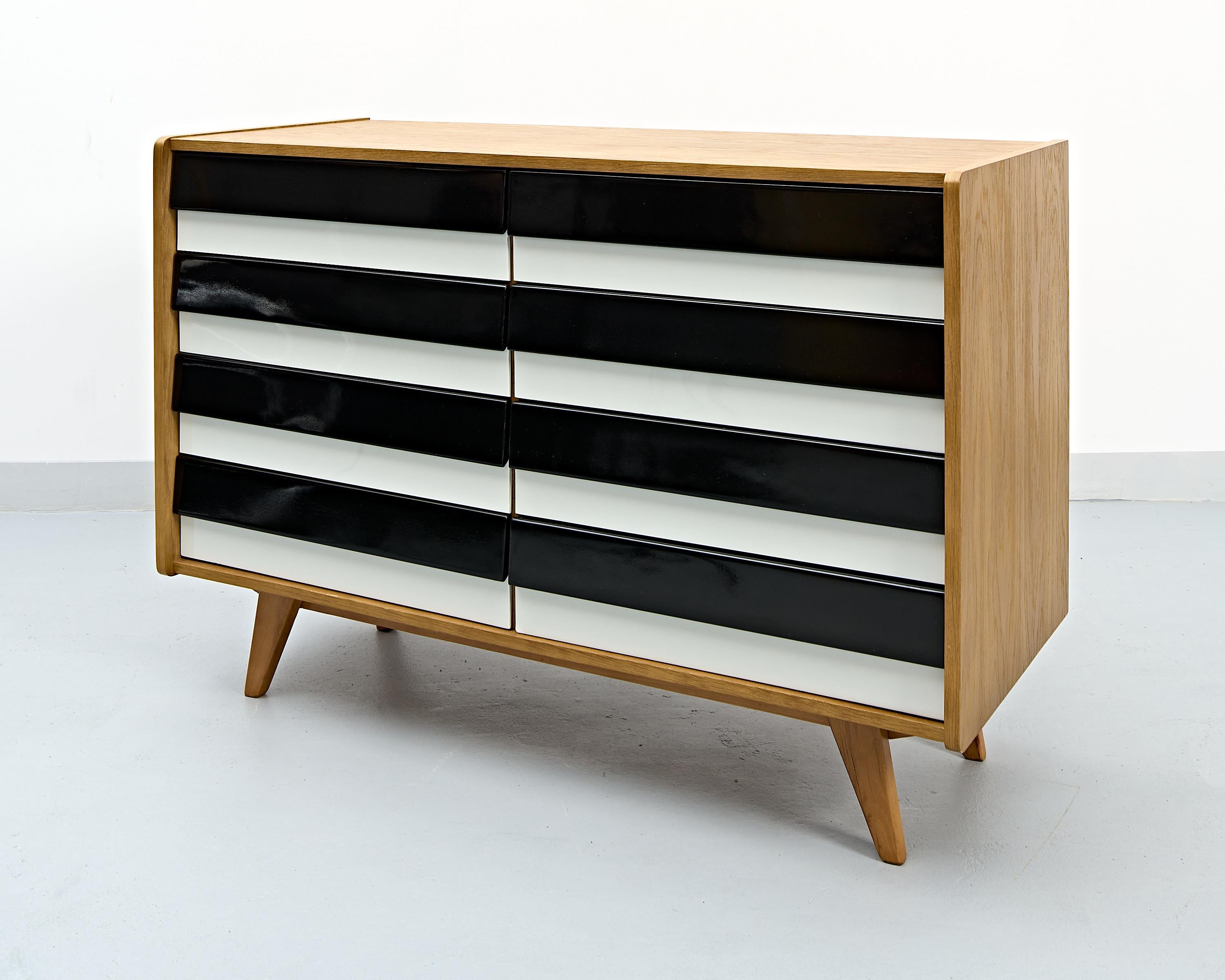 The U-453 dresser designed by the welll known former Czechoslovakian designer Jiří Jiroutek as a part of the U series. Works began after the enormous success of the czech pavilion at the Brussels ’58 expo and the series became one of the leading