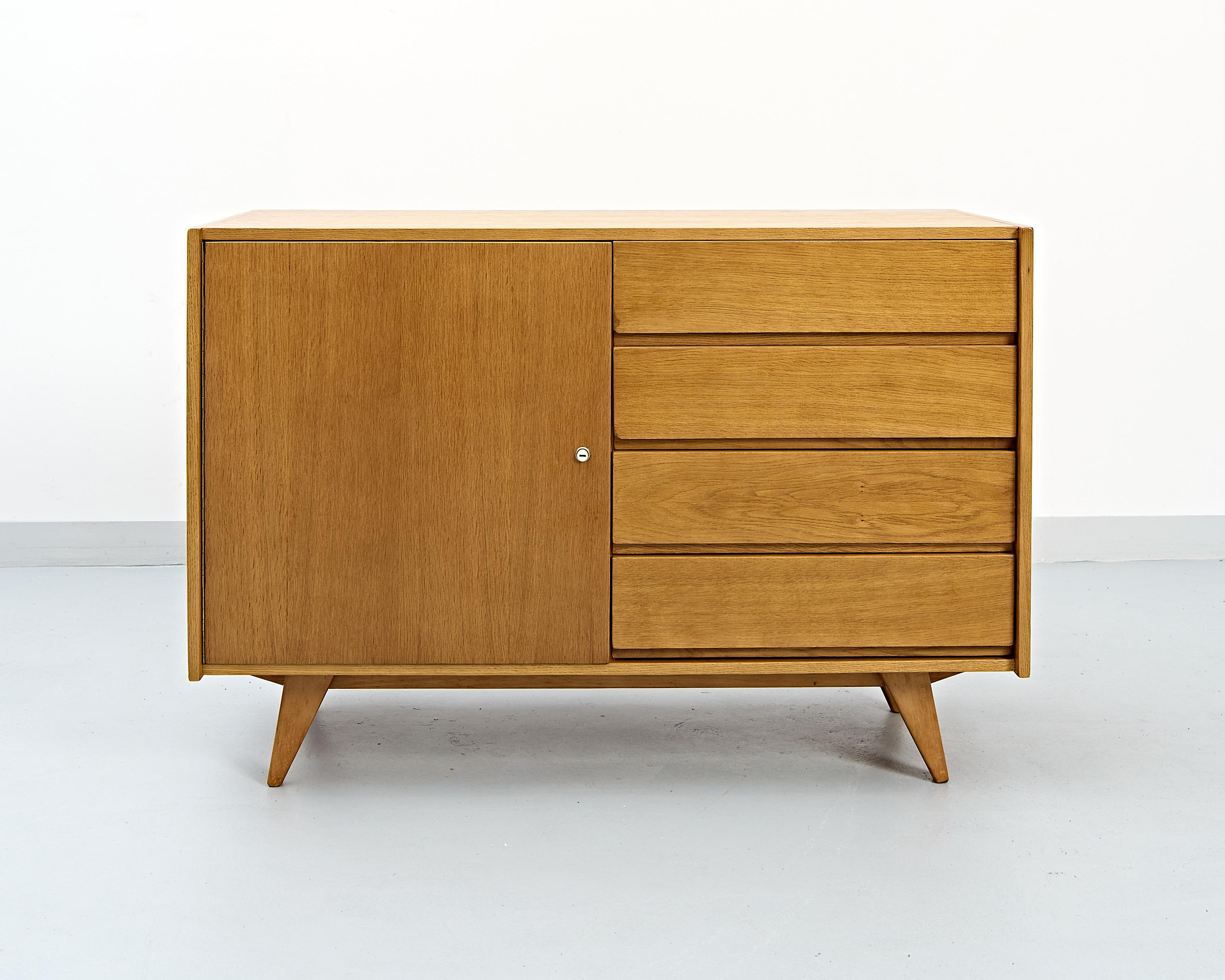 The U-458 sideboard designed by the czech designer Jiří Jiroutek as a part of the U series. Works began after the enormous success of the czech pavilion at the Brussels ’58 expo and the series became one of the leading examples of the newly formed