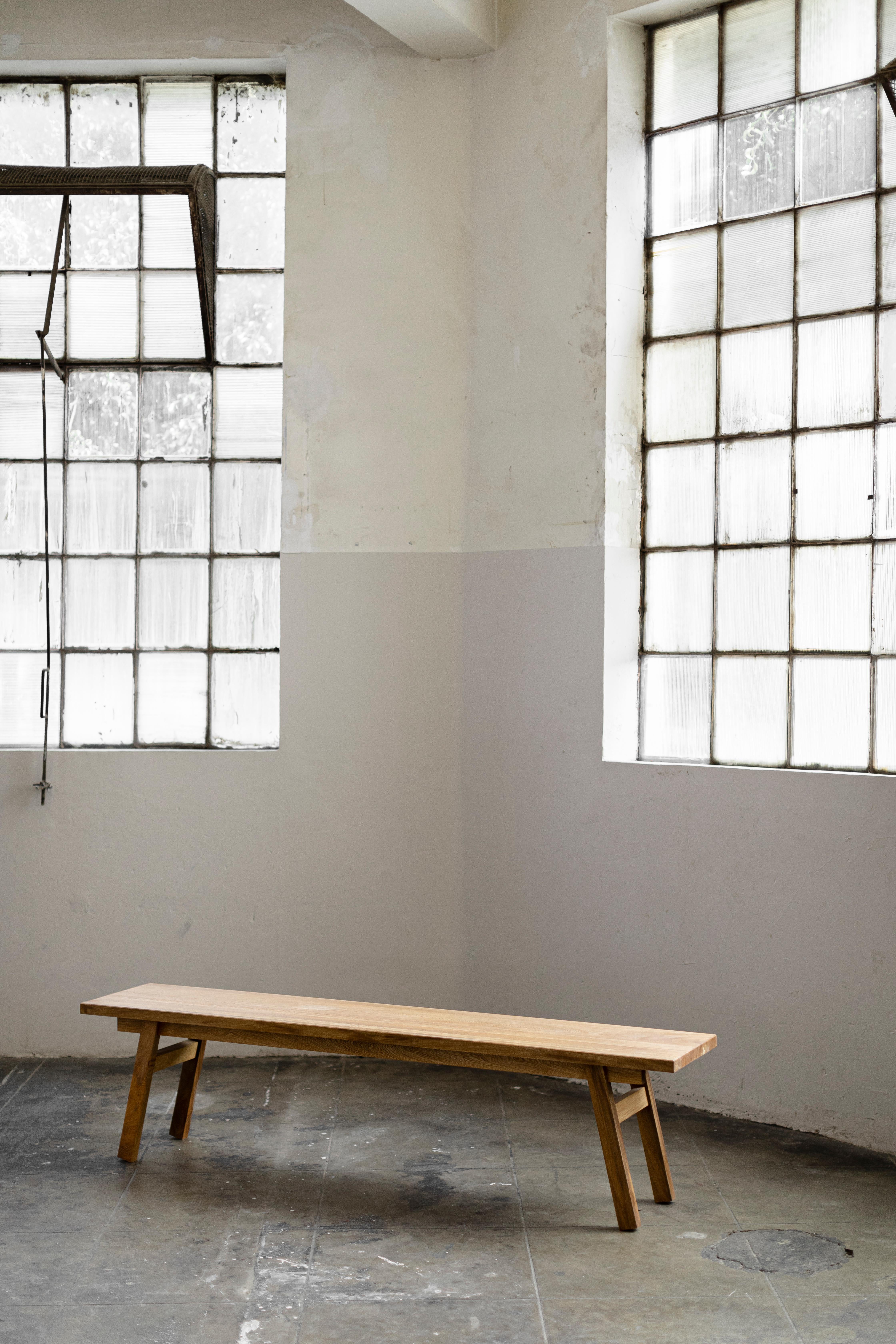 Travail du bois Banc en bois de la collection U en vente