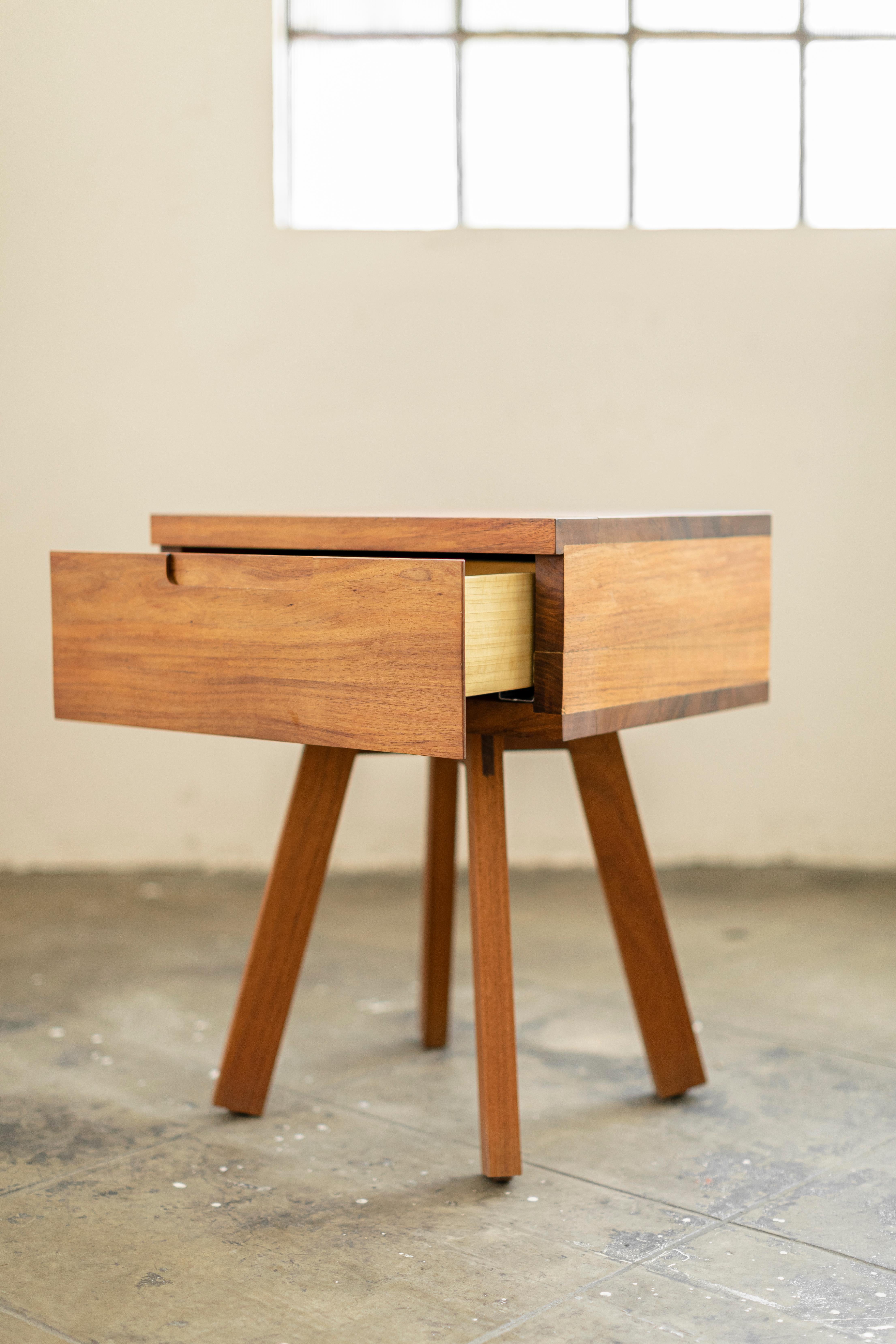 U Kollektion Holz-Nachttisch mit Schublade (Moderne) im Angebot