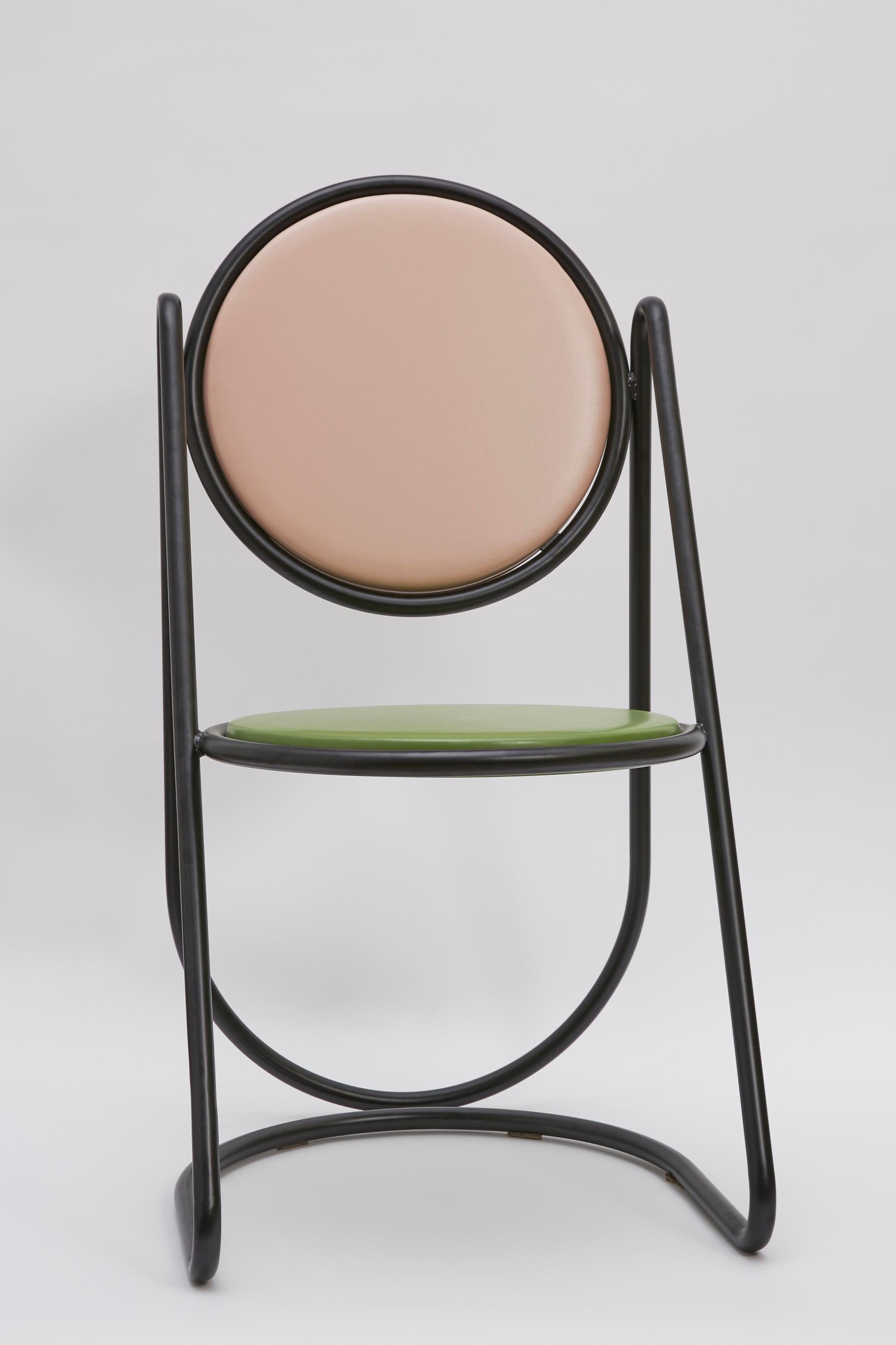 Dramatique et sculpturale, cette chaise de la Collection U-Disk ne manquera pas d'attirer l'attention où qu'elle soit placée. Complément naturel d'un décor d'inspiration rétro, il se compose d'une structure tubulaire continue et astucieusement pliée