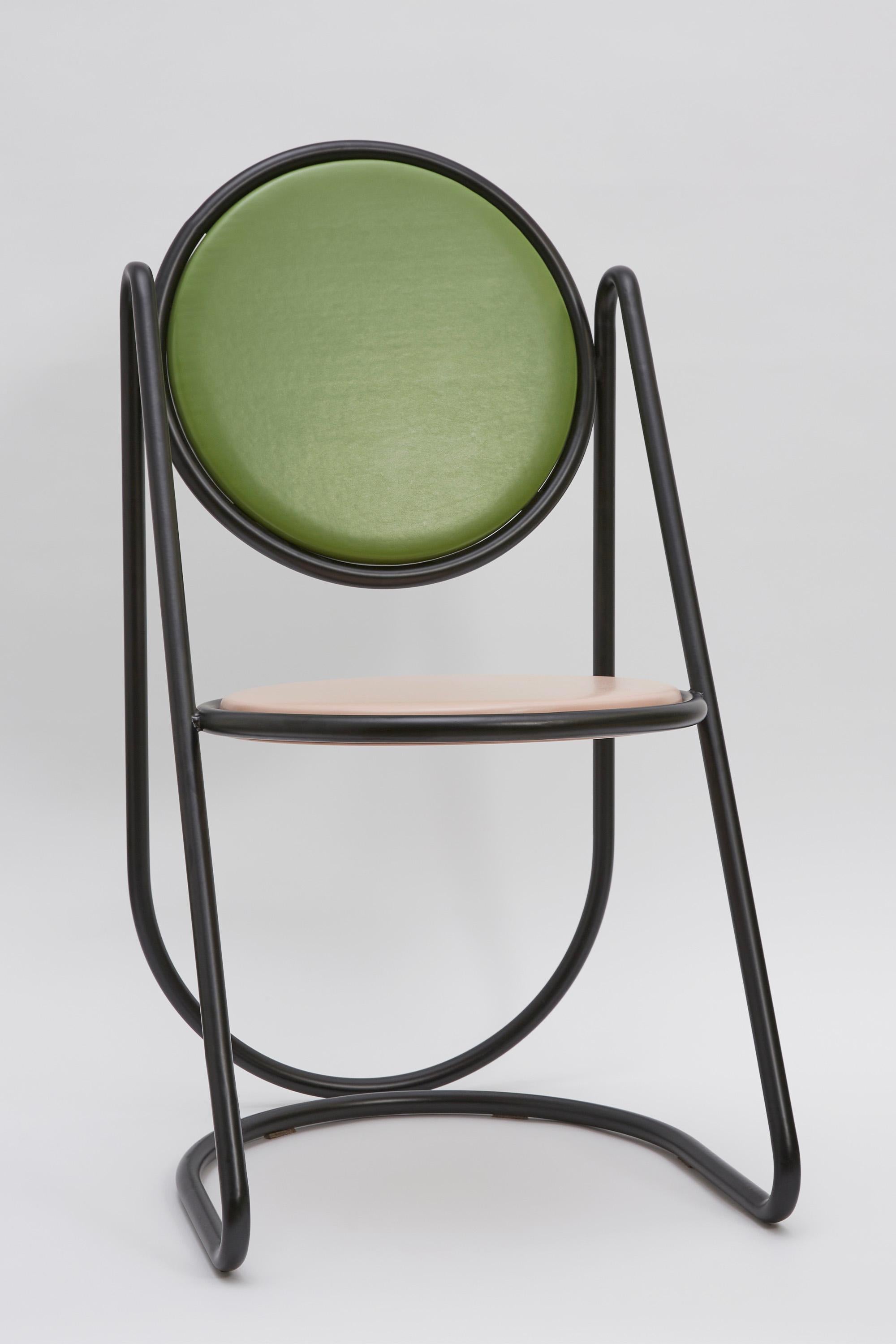 Dramatique et sculpturale, cette chaise de la Collection U-Disk ne manquera pas d'attirer l'attention où qu'elle soit placée. Complément naturel d'un décor d'inspiration rétro, il se compose d'une structure tubulaire continue et astucieusement pliée