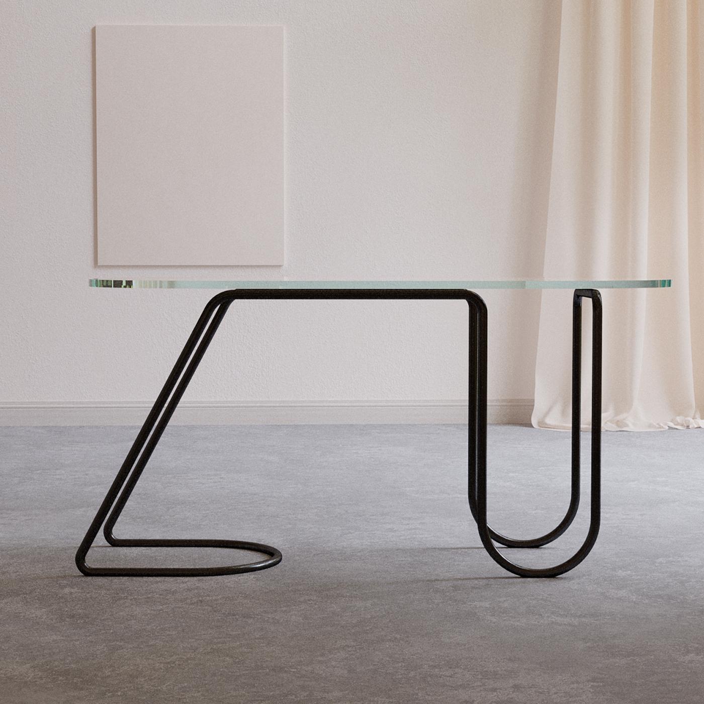 Part of the U-Disk Collection, this desk reflects the playful personality of its designer Federico Pepe. A continuous steel tube, bent up to achieve an efficient and fluid support base, sustains the extra-clear glass top marked by rounded sides.