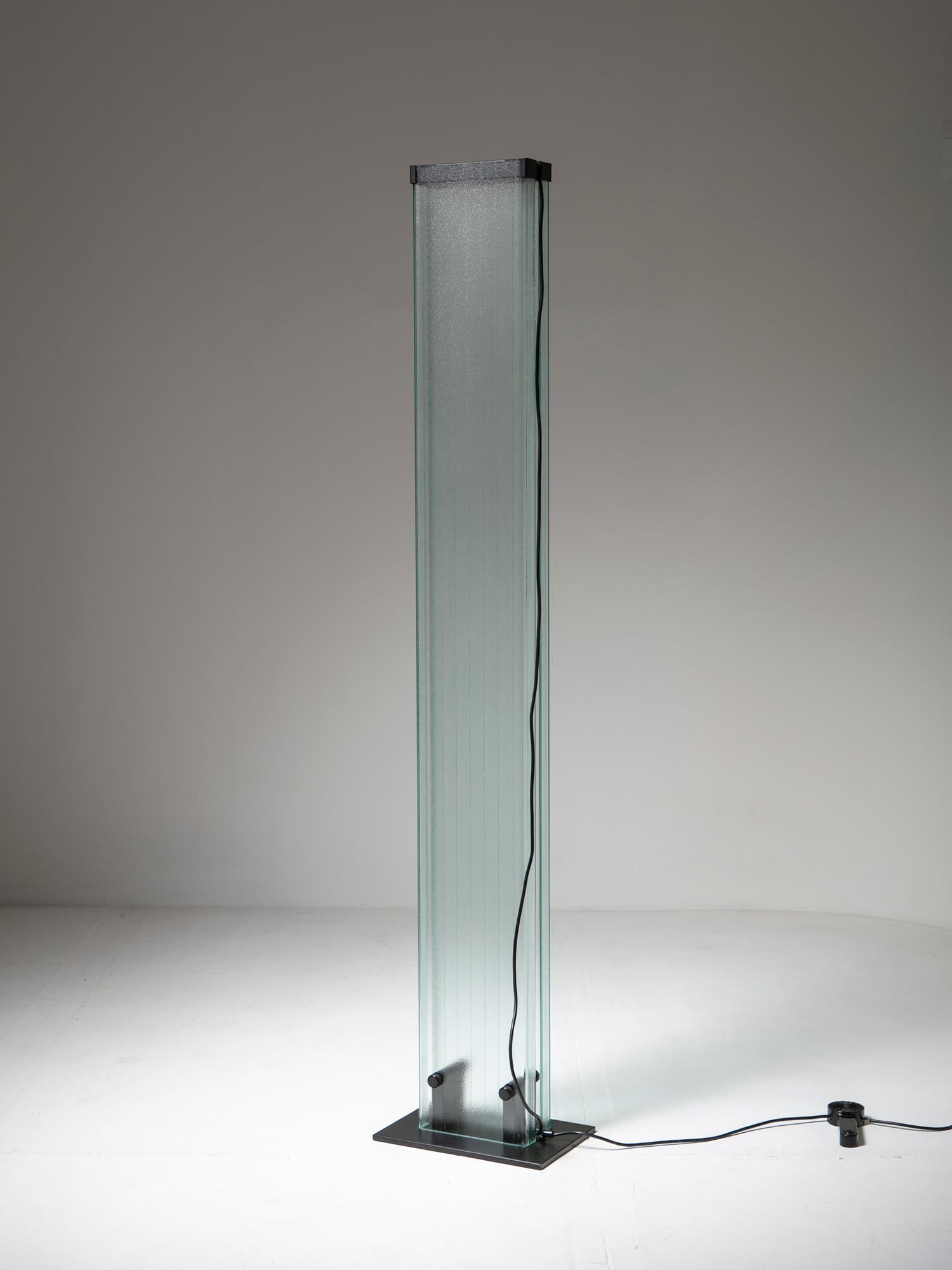 Unsichtbare Stehleuchte von Stilnovo.
Die Halogenlichtquelle wird von zwei großen U-Glasbalken getragen.