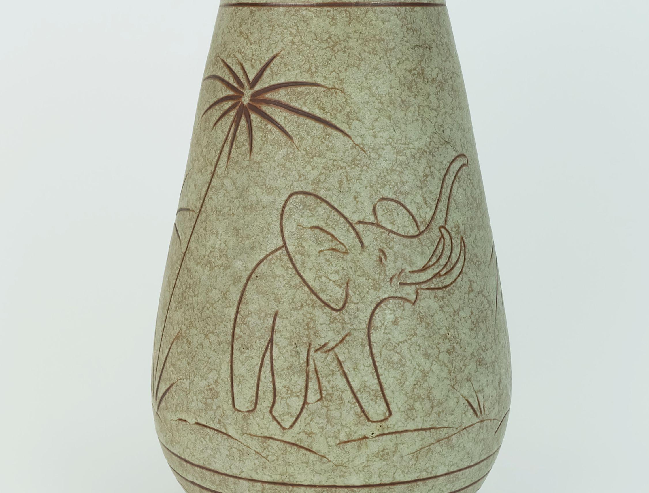 Mid-Century moderno VASO u-keramik metà secolo modello n. 137/30 elefanti e palme decoro anni '60 in vendita