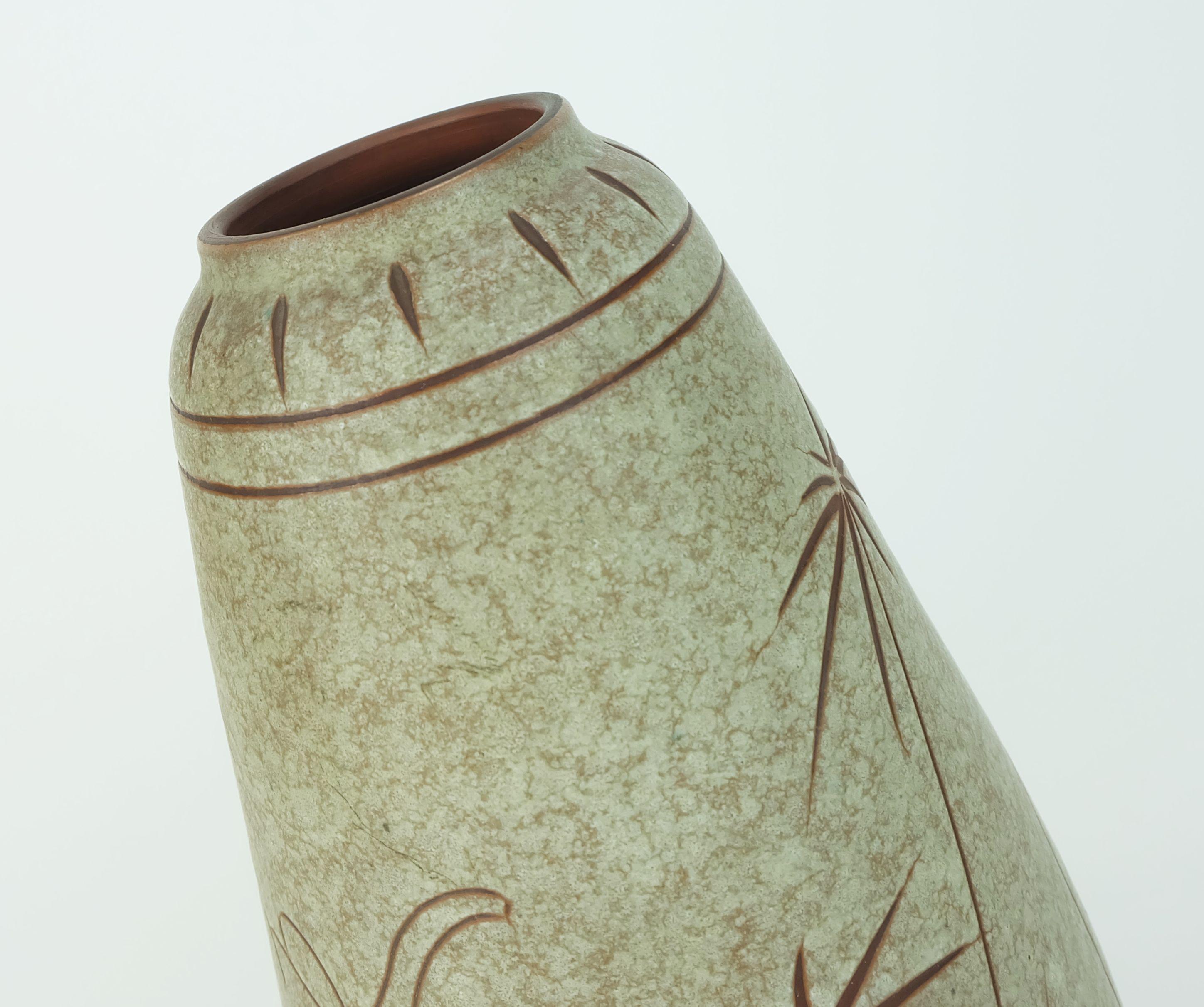 Metà XX secolo VASO u-keramik metà secolo modello n. 137/30 elefanti e palme decoro anni '60 in vendita