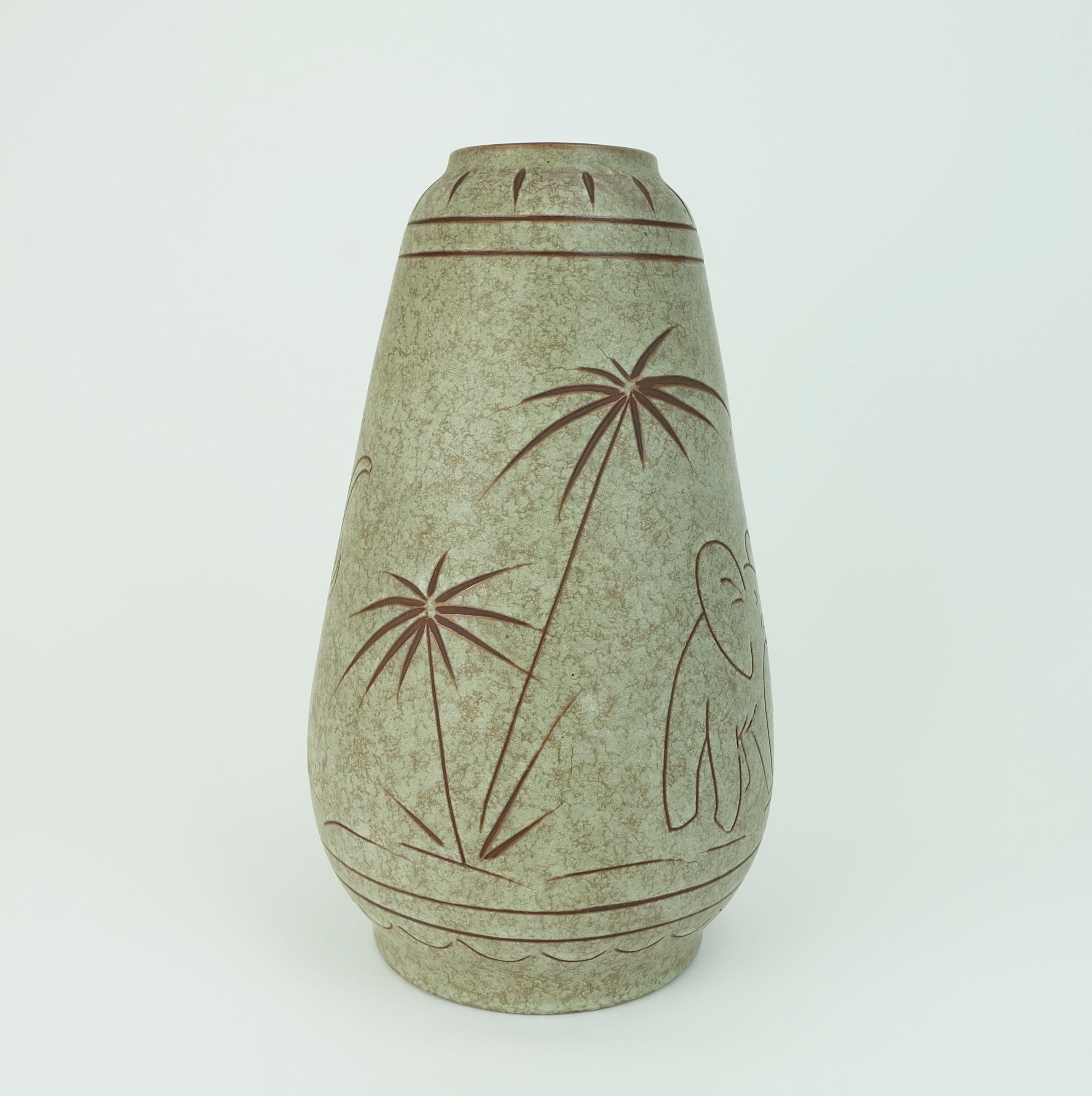 Ceramica VASO u-keramik metà secolo modello n. 137/30 elefanti e palme decoro anni '60 in vendita
