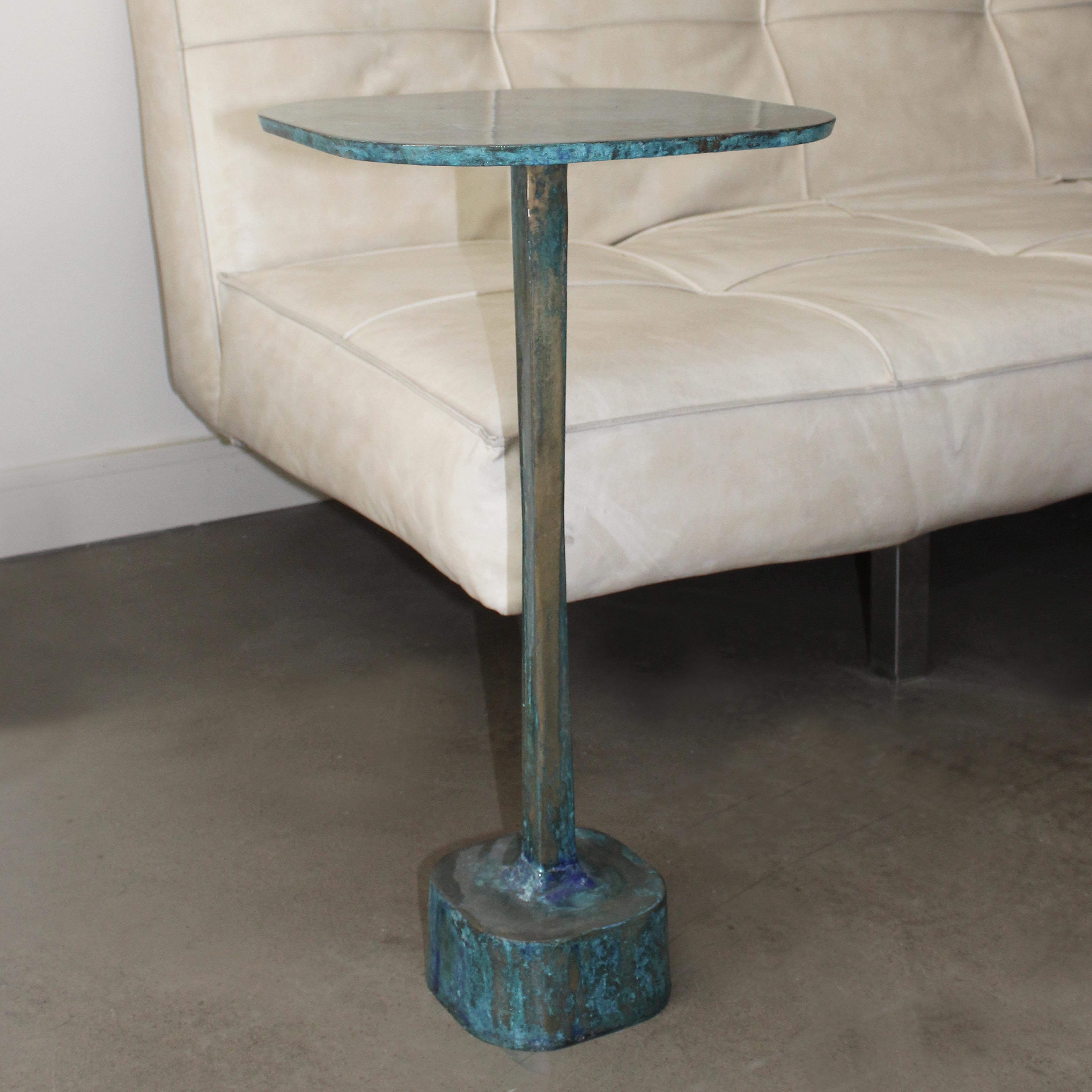 Tisch/32 Blauer Nachttisch aus Bronzeguss von Studio Sunt im Angebot 4