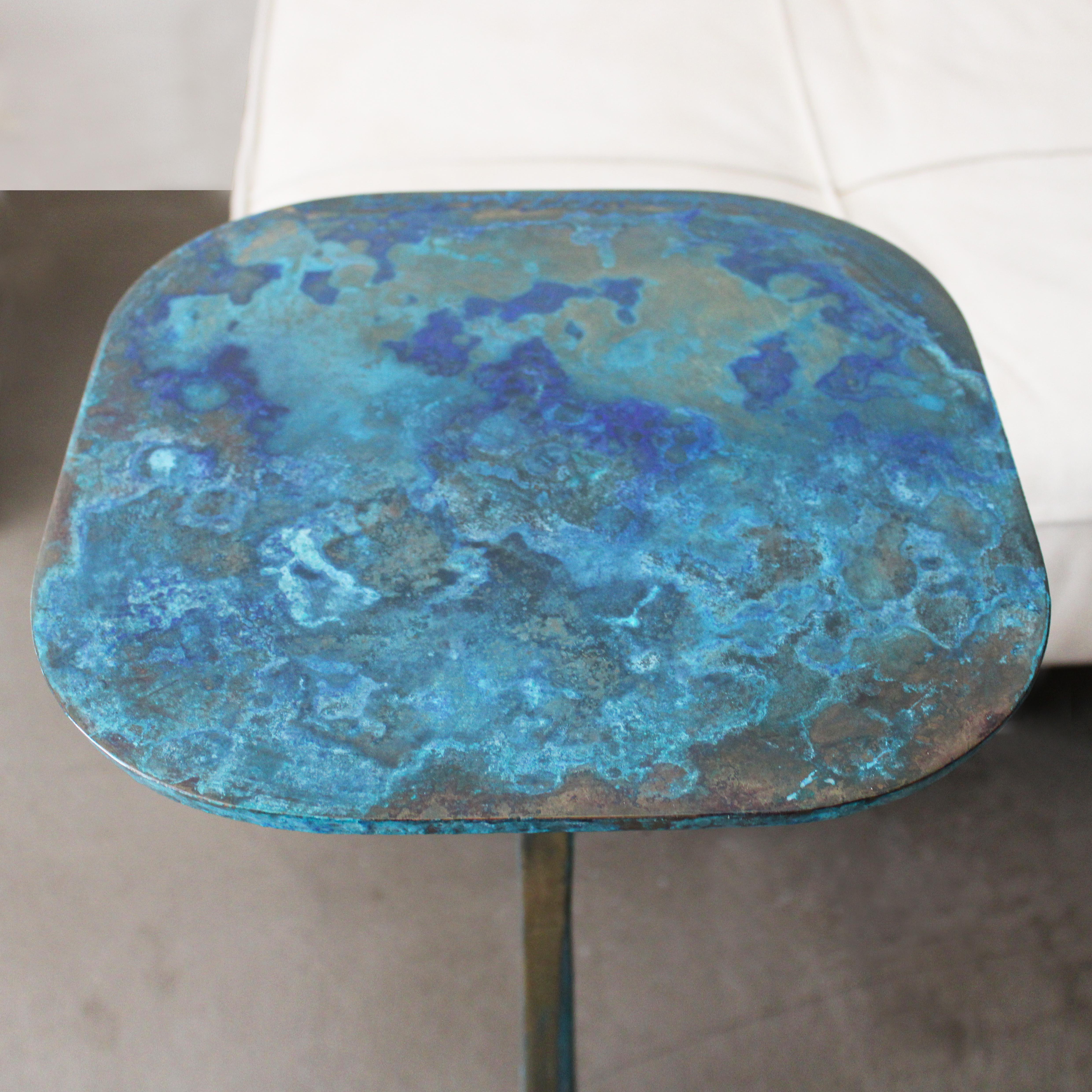 Tisch/32 Blauer Nachttisch aus Bronzeguss von Studio Sunt im Angebot 6
