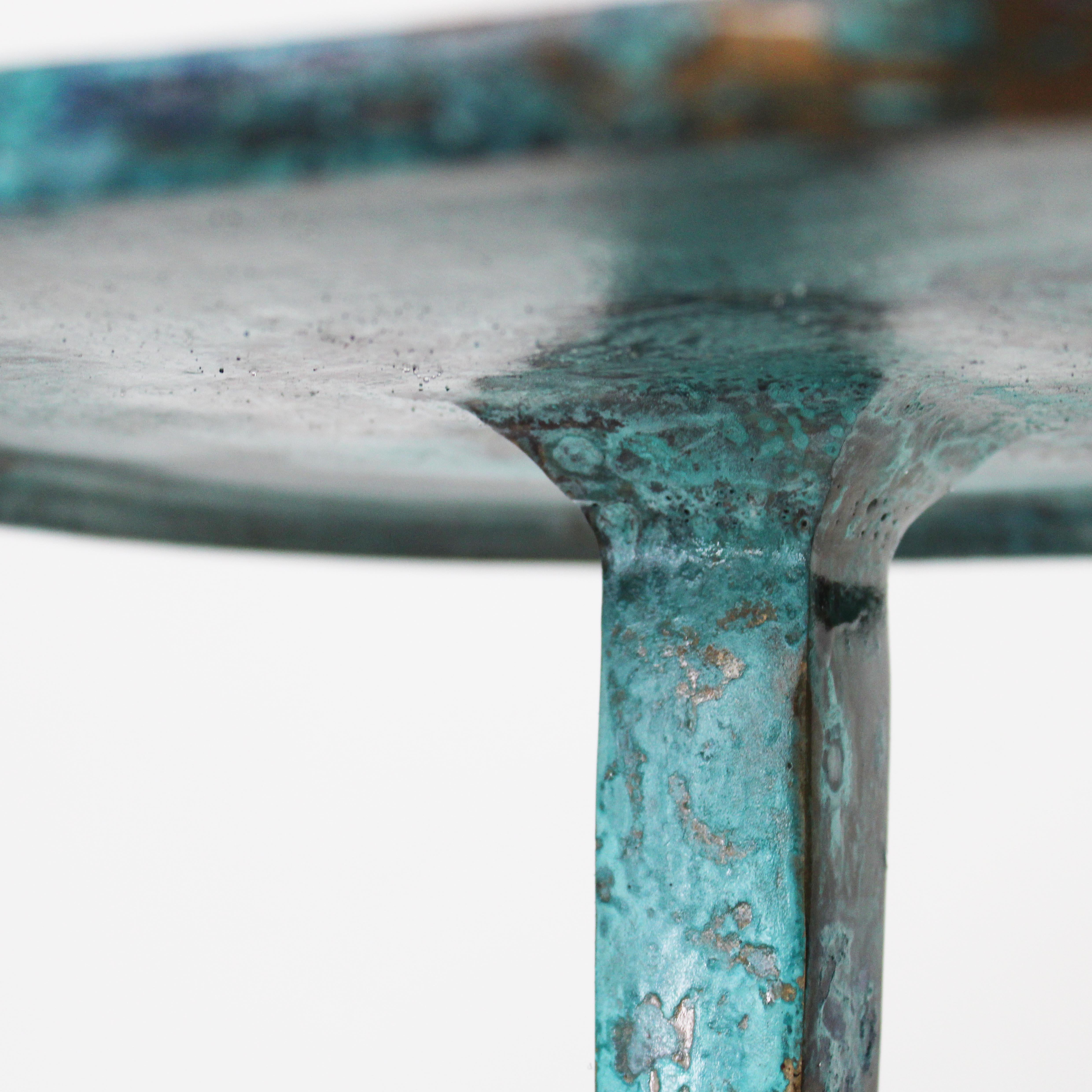 Table U/32 Table de nuit en bronze coulé de finition bleue par Studio Sunt en vente 4