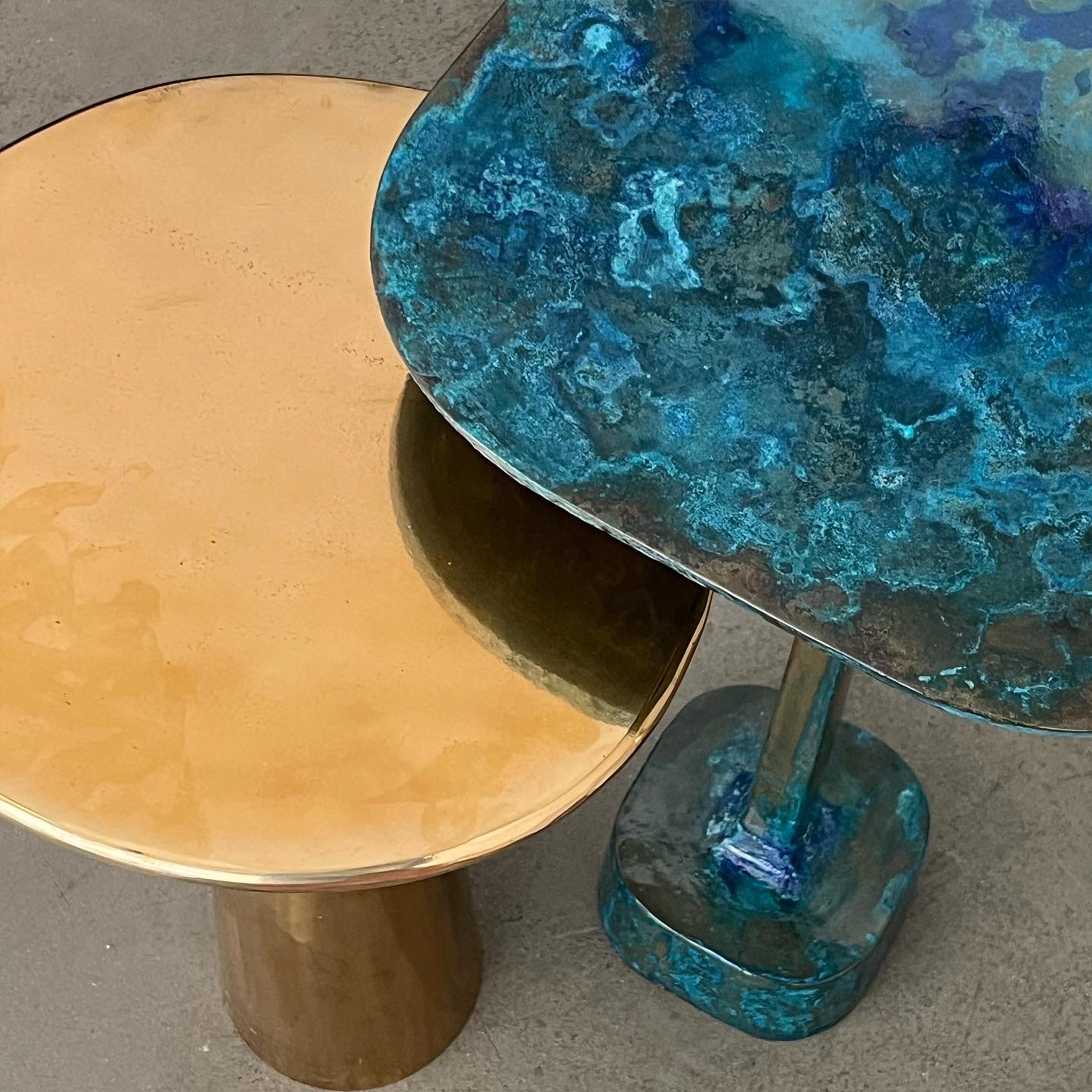 Tisch/32 Blauer Nachttisch aus Bronzeguss von Studio Sunt im Angebot 8