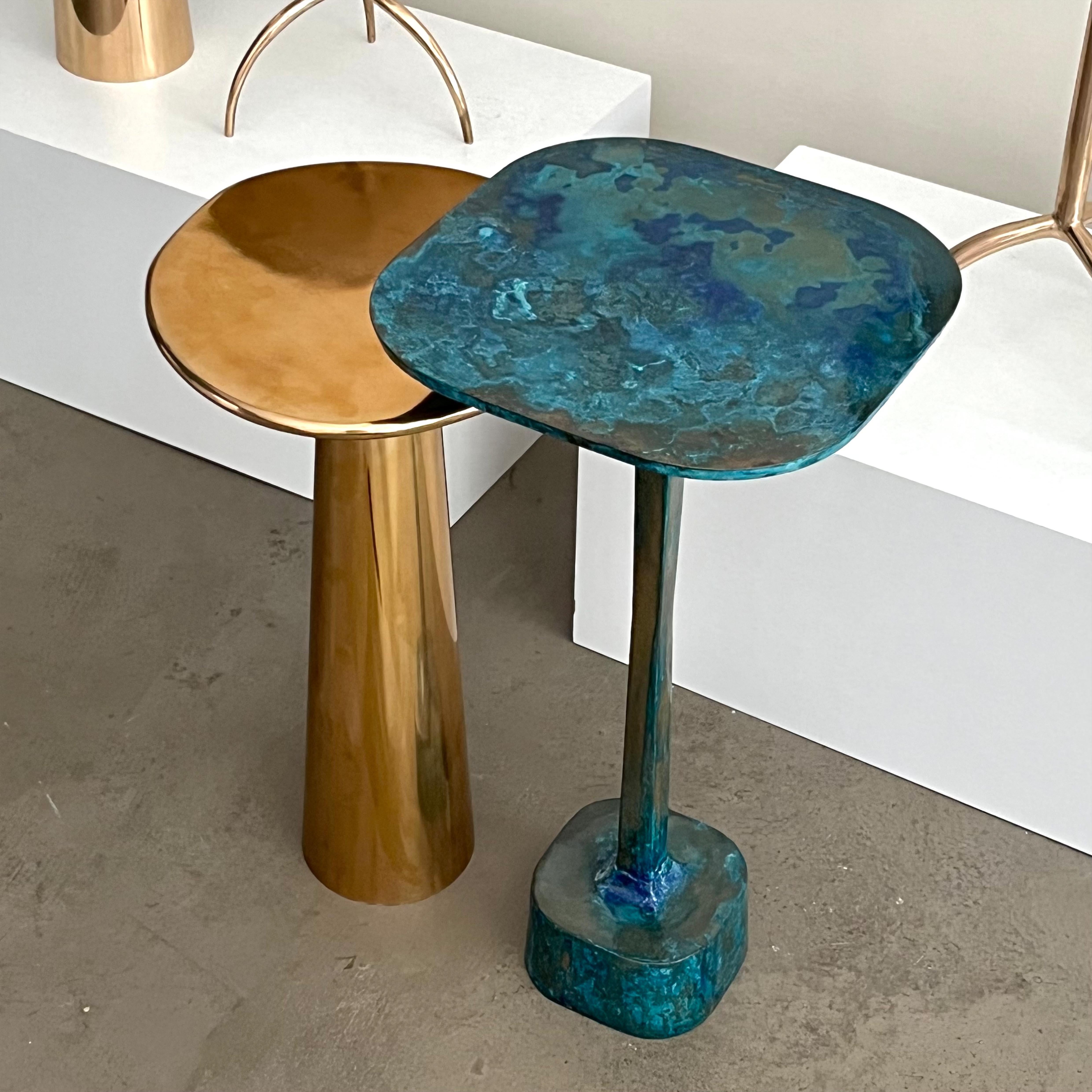 Tisch/32 Blauer Nachttisch aus Bronzeguss von Studio Sunt im Angebot 9
