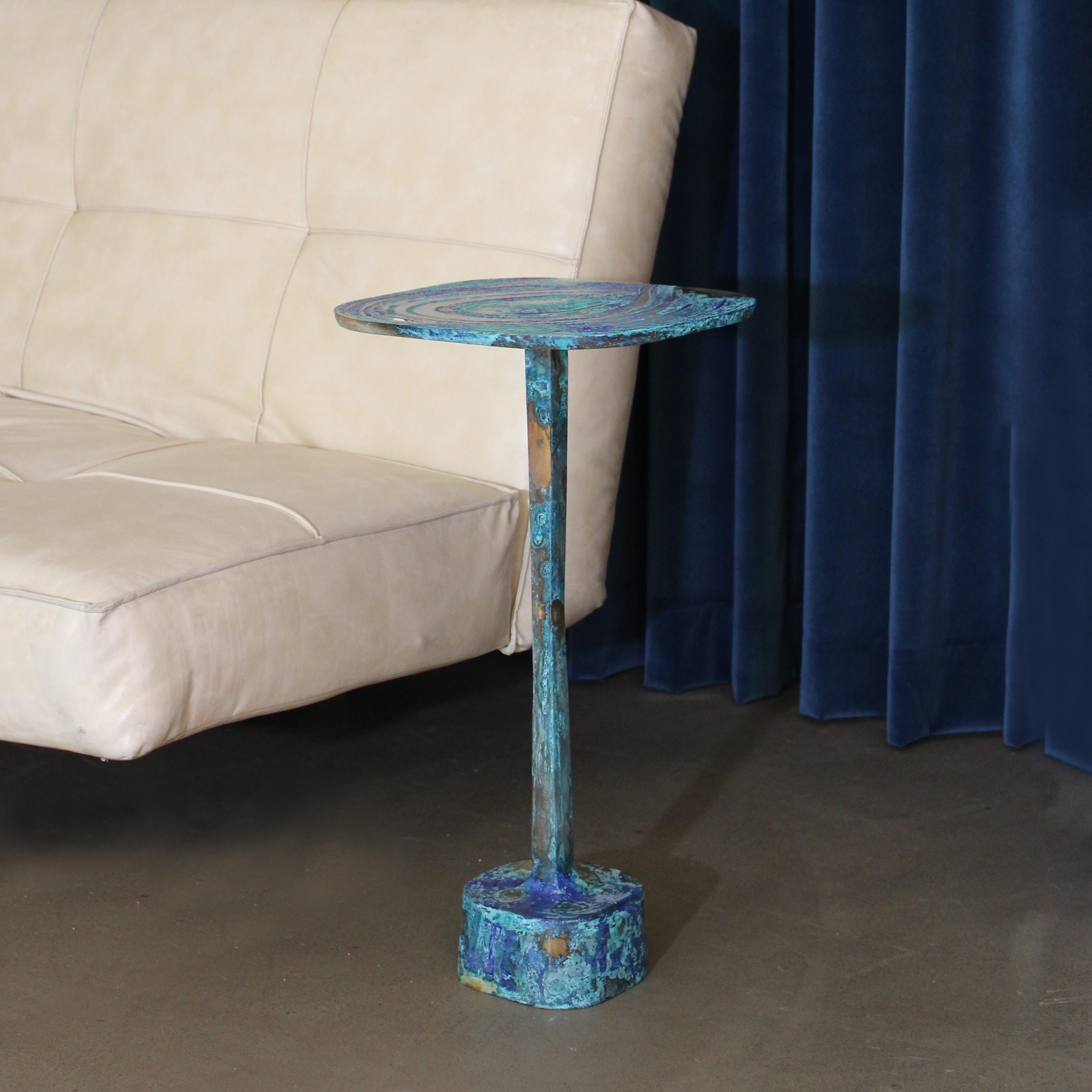 Table U/32 Table de nuit en bronze coulé de finition bleue par Studio Sunt en vente 6