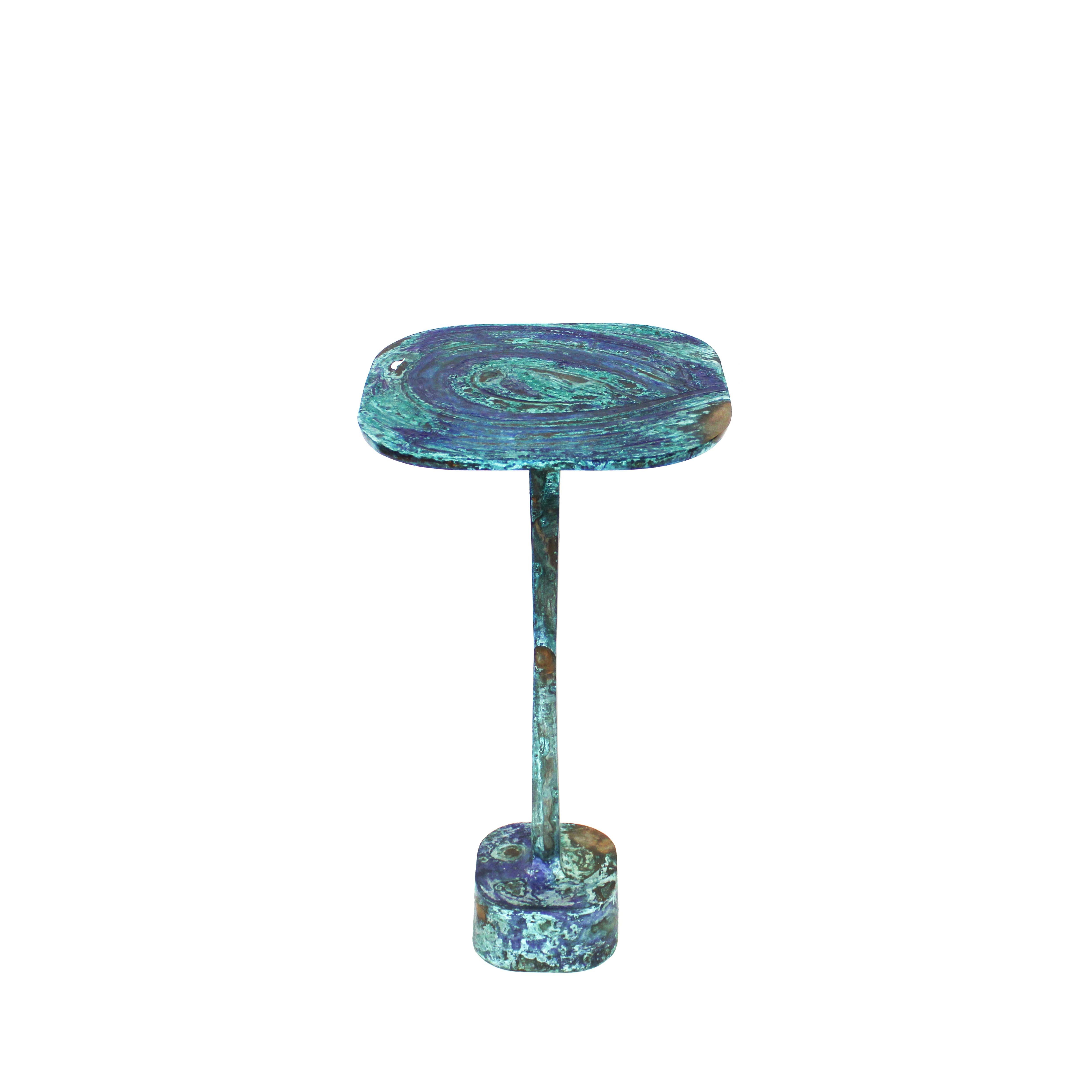 Turc Table U/32 Table de nuit en bronze coulé de finition bleue par Studio Sunt en vente
