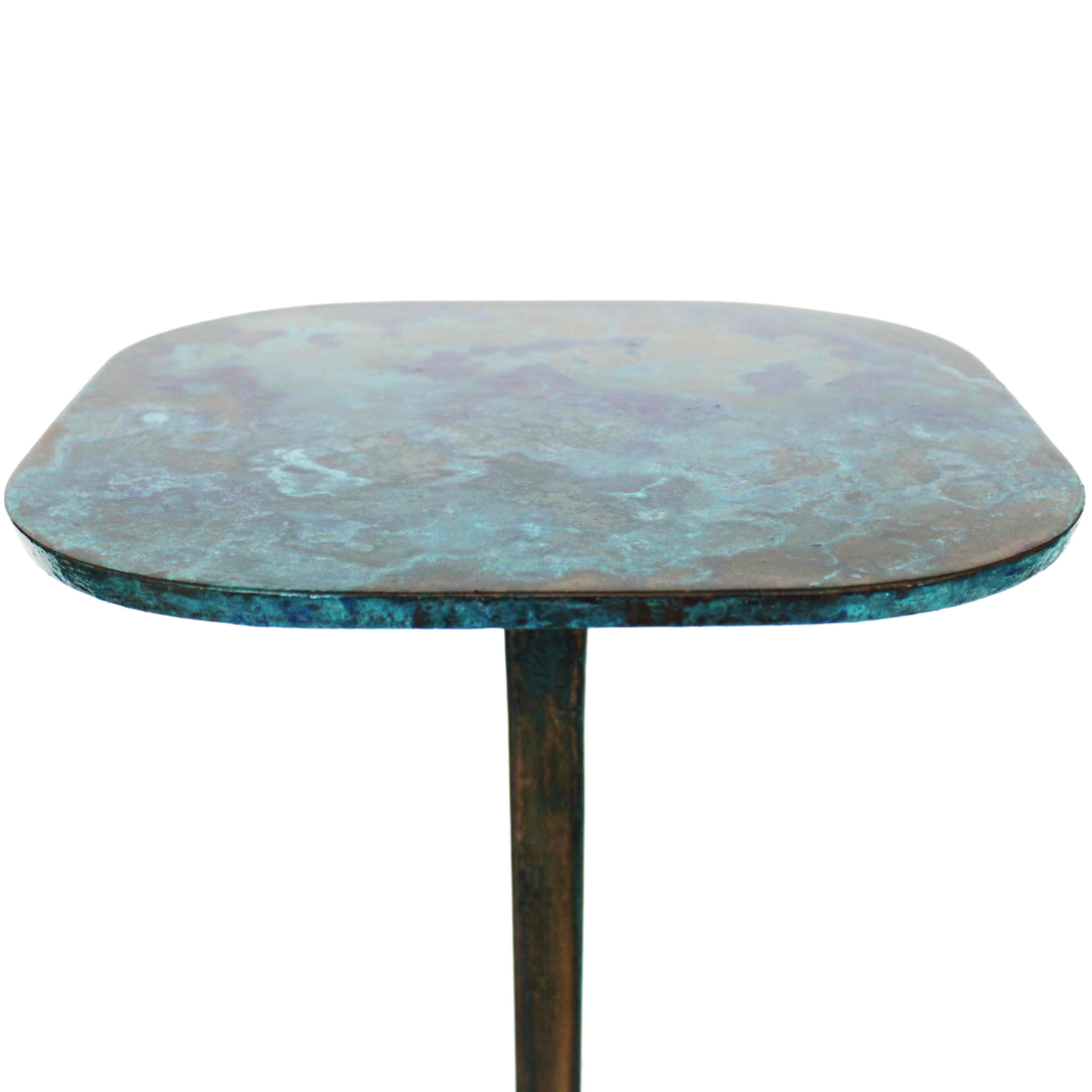 Tisch/32 Blauer Nachttisch aus Bronzeguss von Studio Sunt (Türkisch) im Angebot