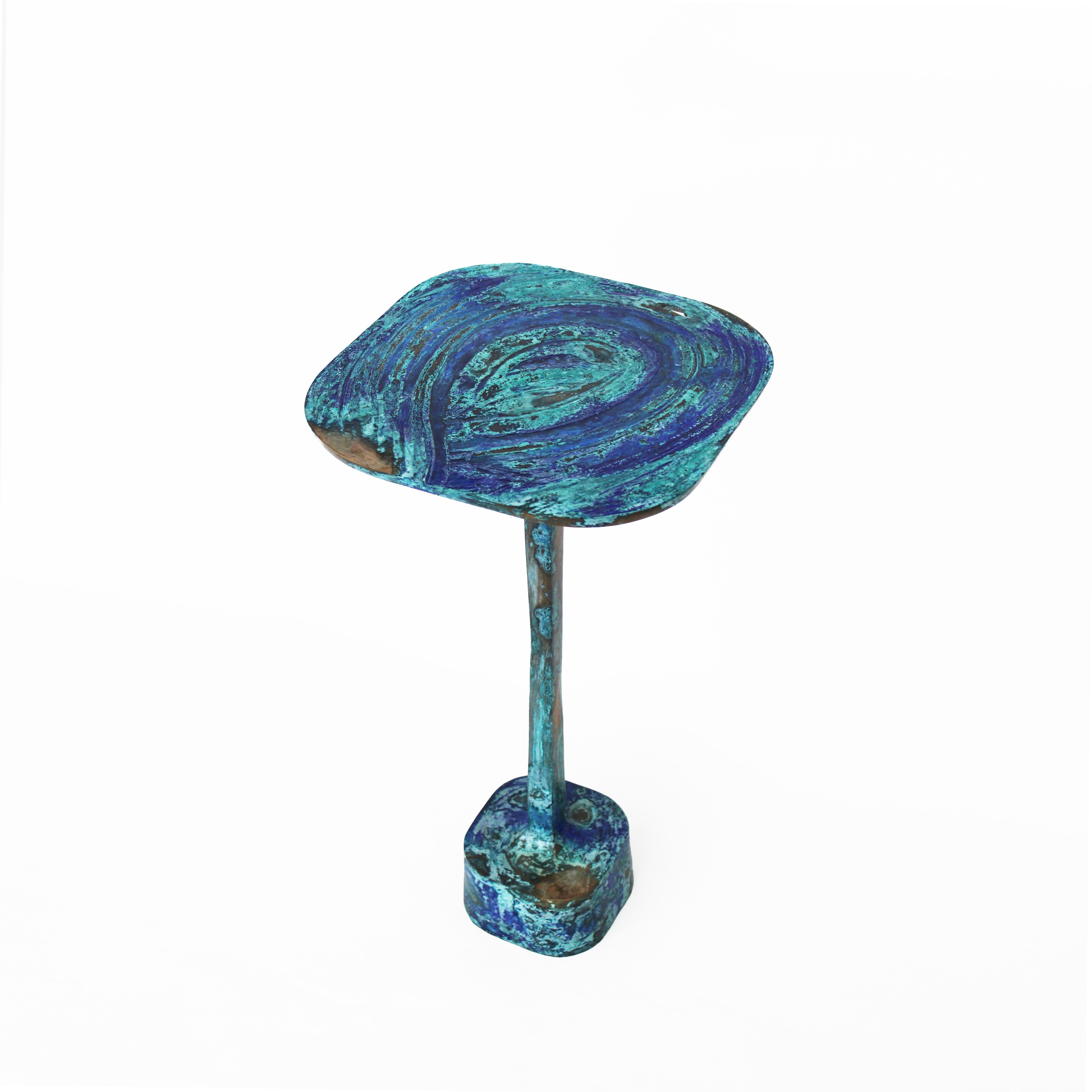 Tisch/32 Blauer Nachttisch aus Bronzeguss von Studio Sunt im Zustand „Neu“ im Angebot in Üsküdar, İstanbul
