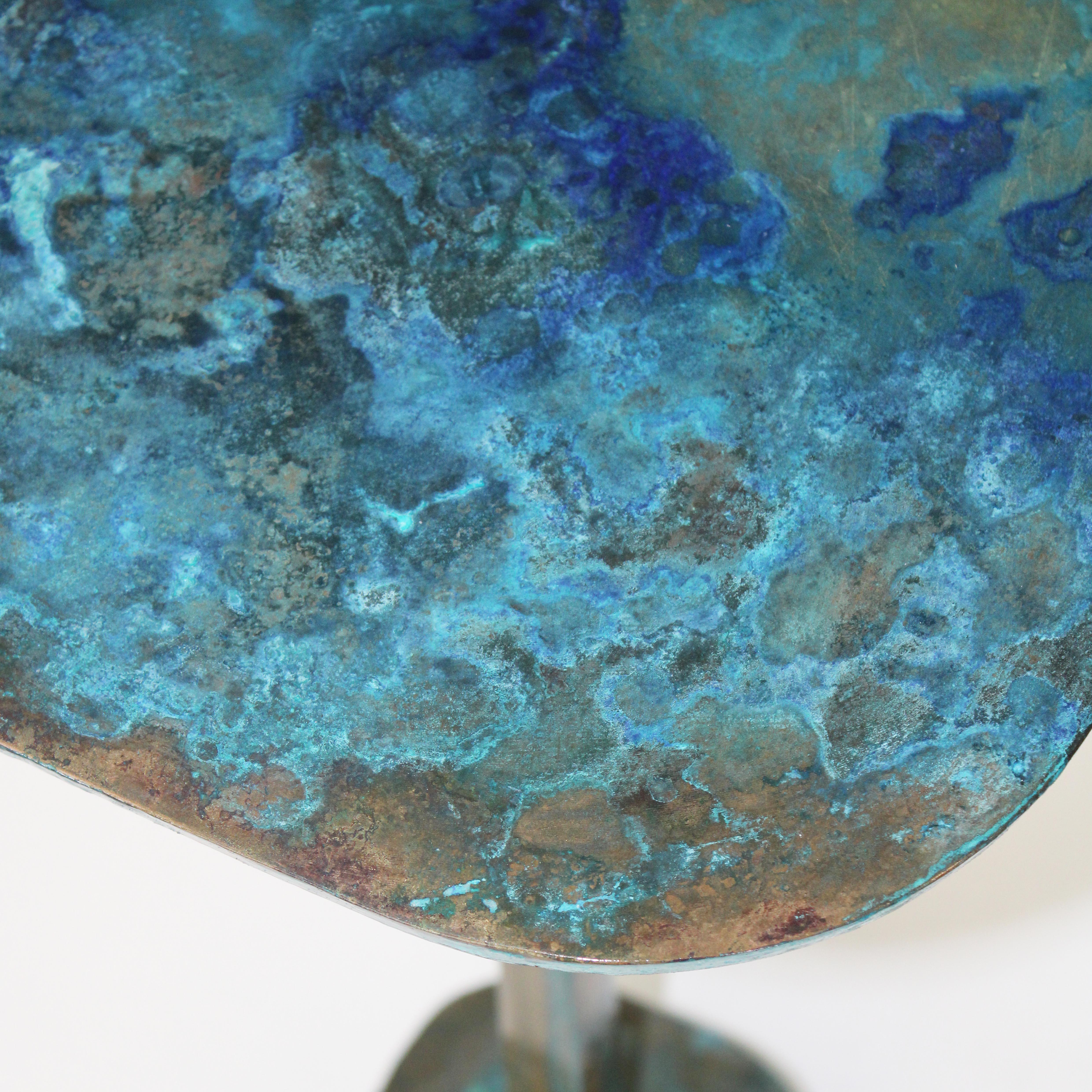 Tisch/32 Blauer Nachttisch aus Bronzeguss von Studio Sunt (Gegossen) im Angebot
