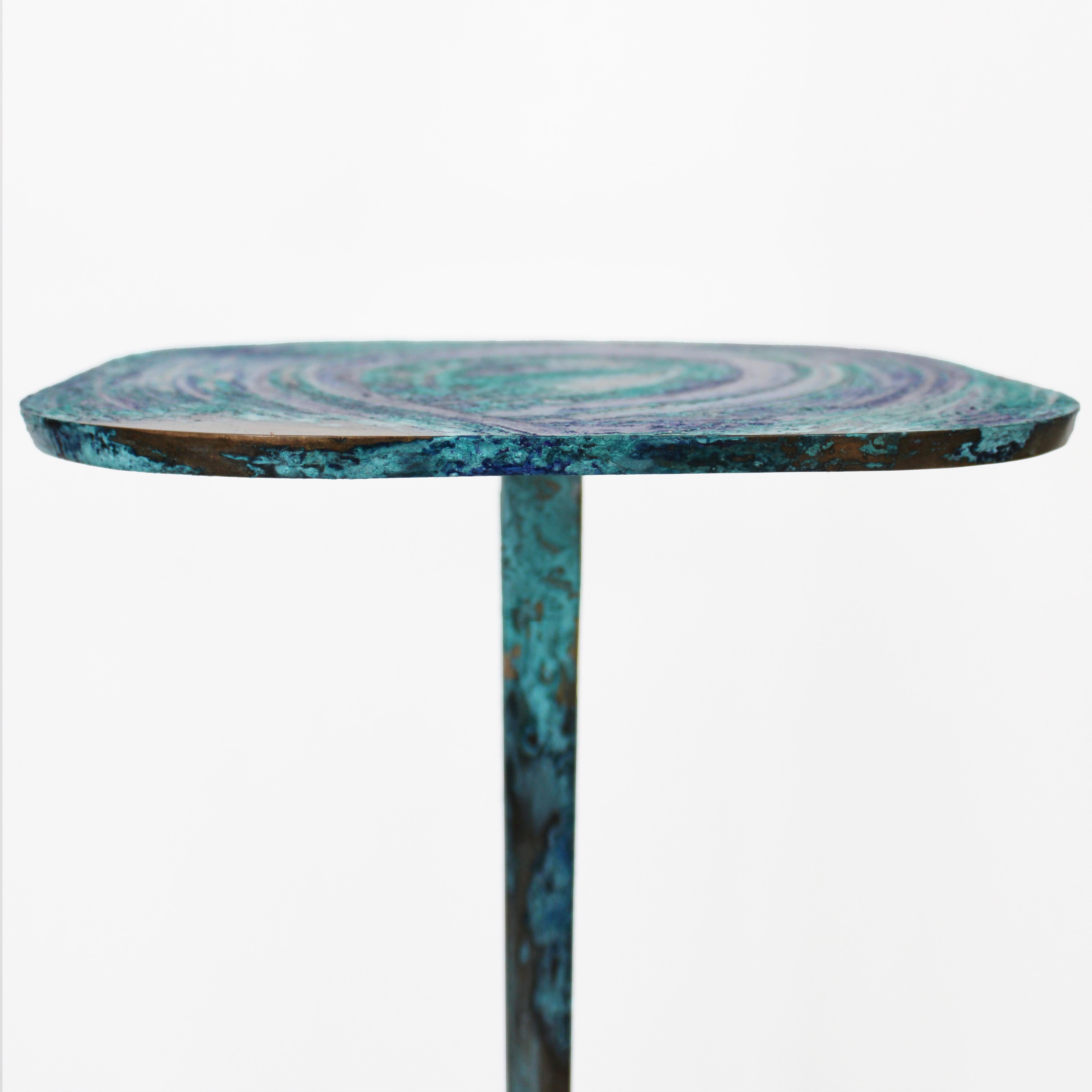 Tisch/32 Blauer Nachttisch aus Bronzeguss von Studio Sunt (21. Jahrhundert und zeitgenössisch) im Angebot