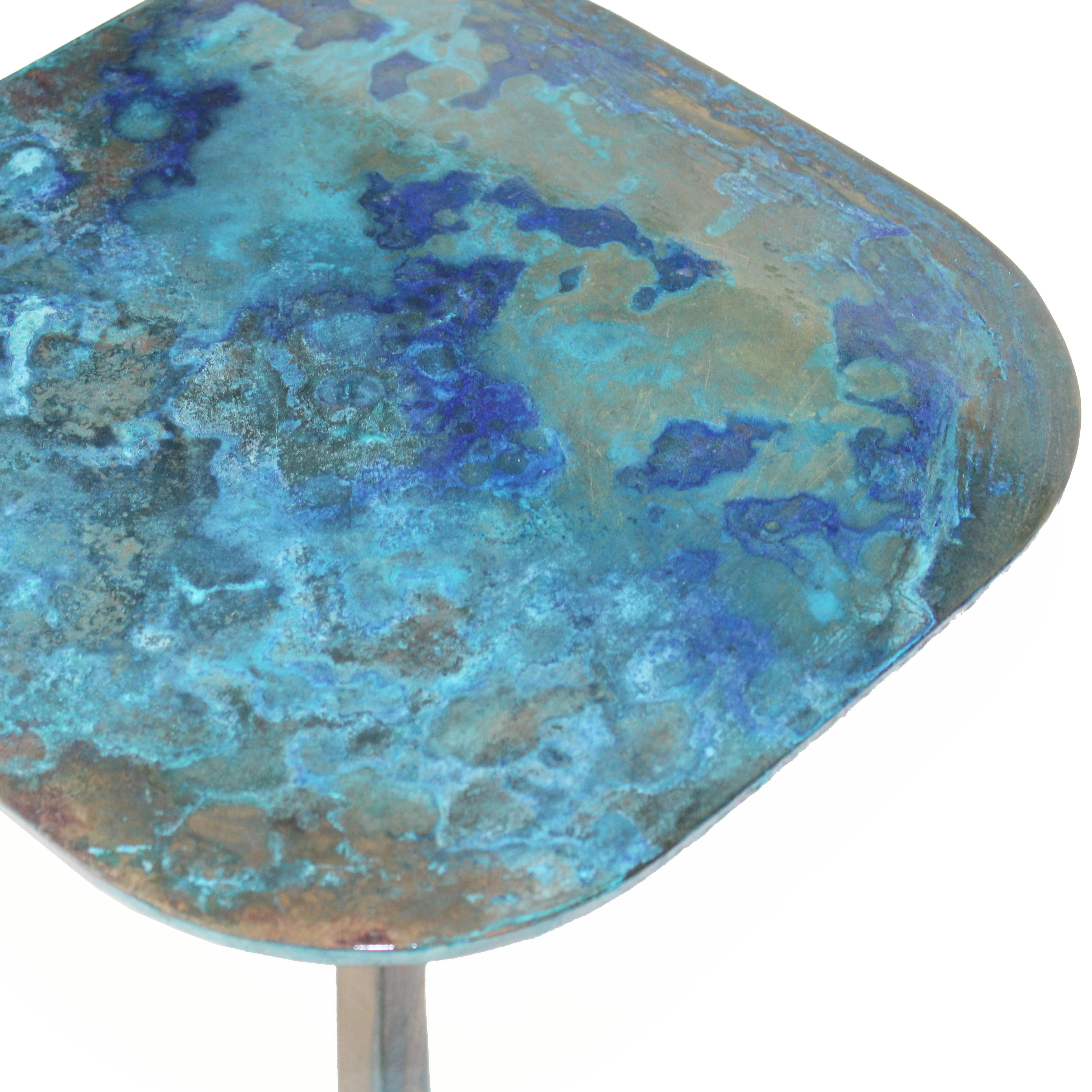 Tisch/32 Blauer Nachttisch aus Bronzeguss von Studio Sunt im Zustand „Neu“ im Angebot in Üsküdar, İstanbul
