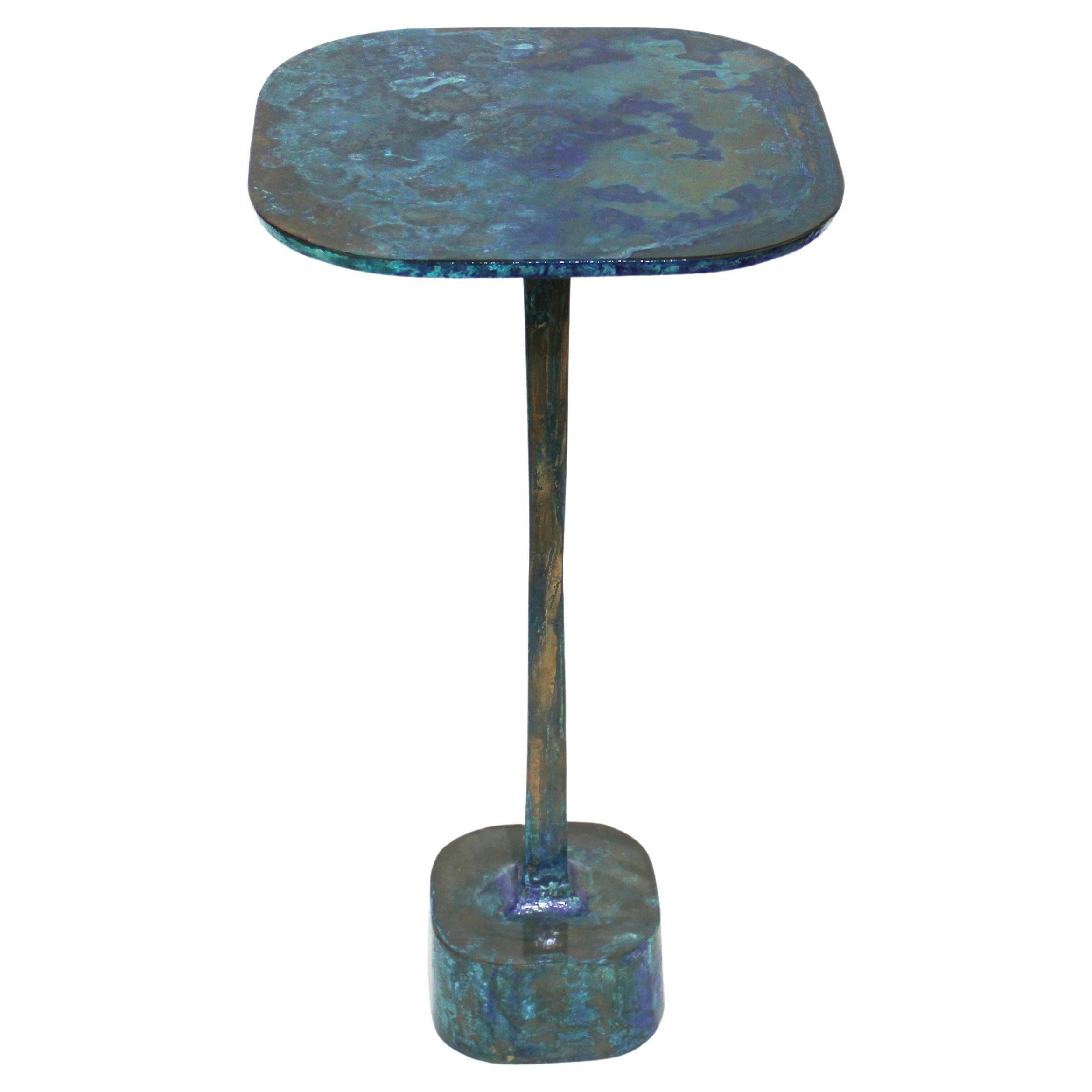 Tisch/32 Blauer Nachttisch aus Bronzeguss von Studio Sunt