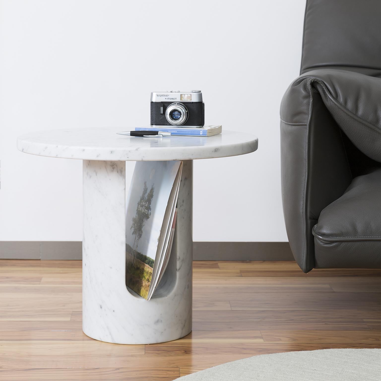 U-turn is a sculptural single-material side table. It is a tribute to the noble material.