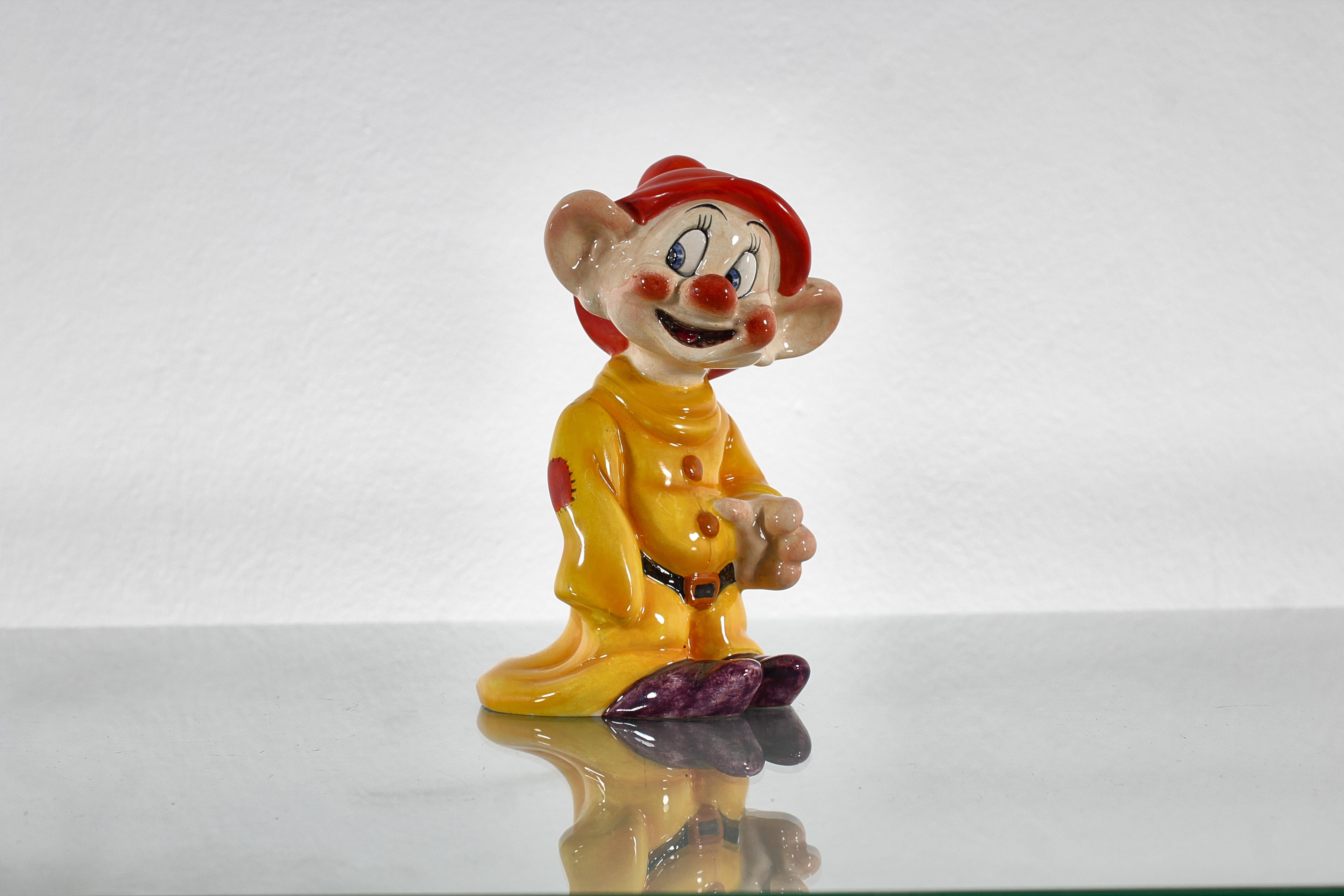 U. Zaccagnini für Walt Disney Dopey glasierte keramische Skulptur 1940er Jahre Italien (Mitte des 20. Jahrhunderts) im Angebot