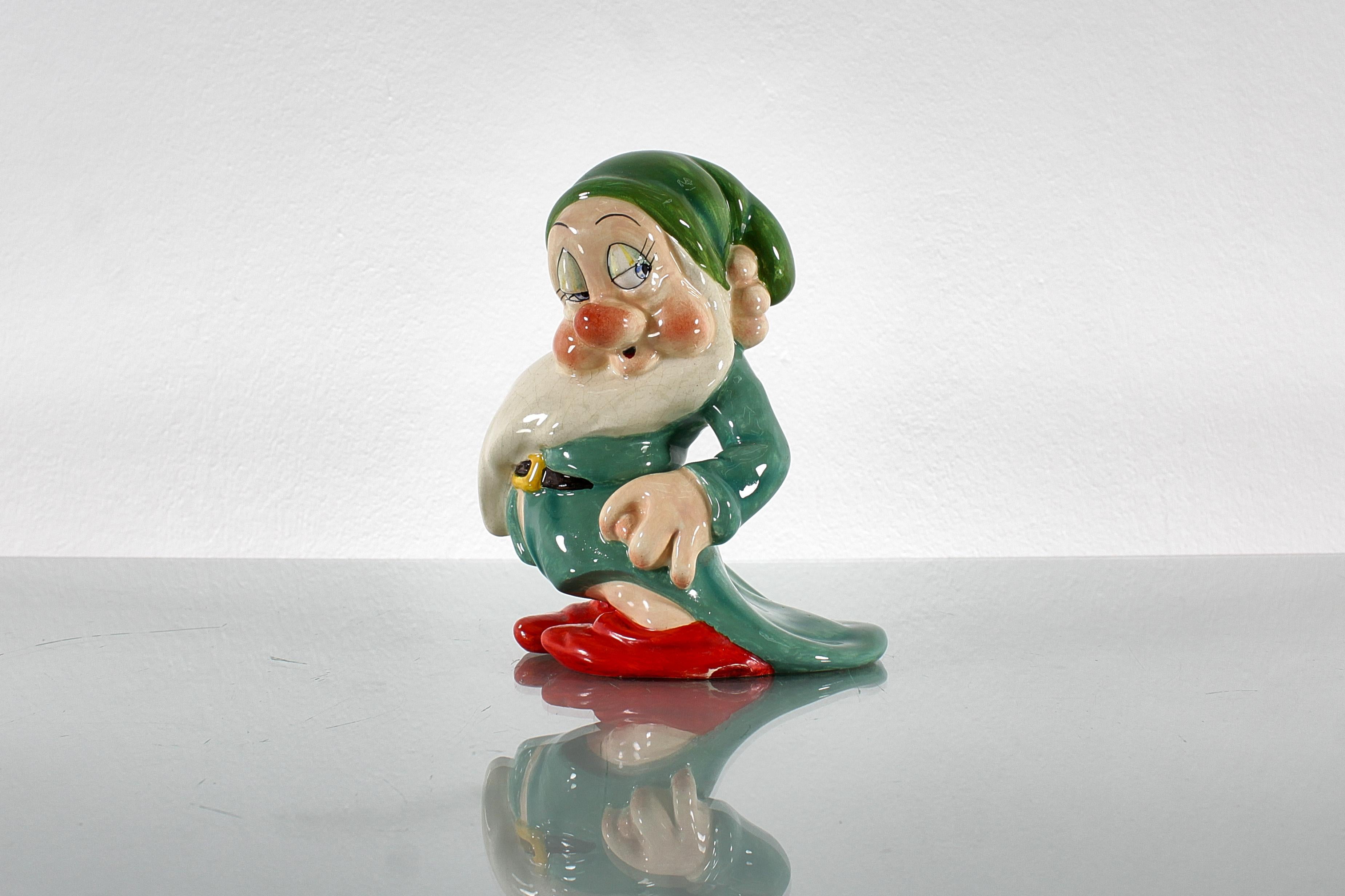 Miniature signed Ugo Zaccagnini, in hand-glazed ceramic, depicting the dwarf Sleepy from Snow White and the Seven Dwarfs by Walt Disney. Italian production from the 1940s. Signature on the bottom.
Wear consistent with age and use.