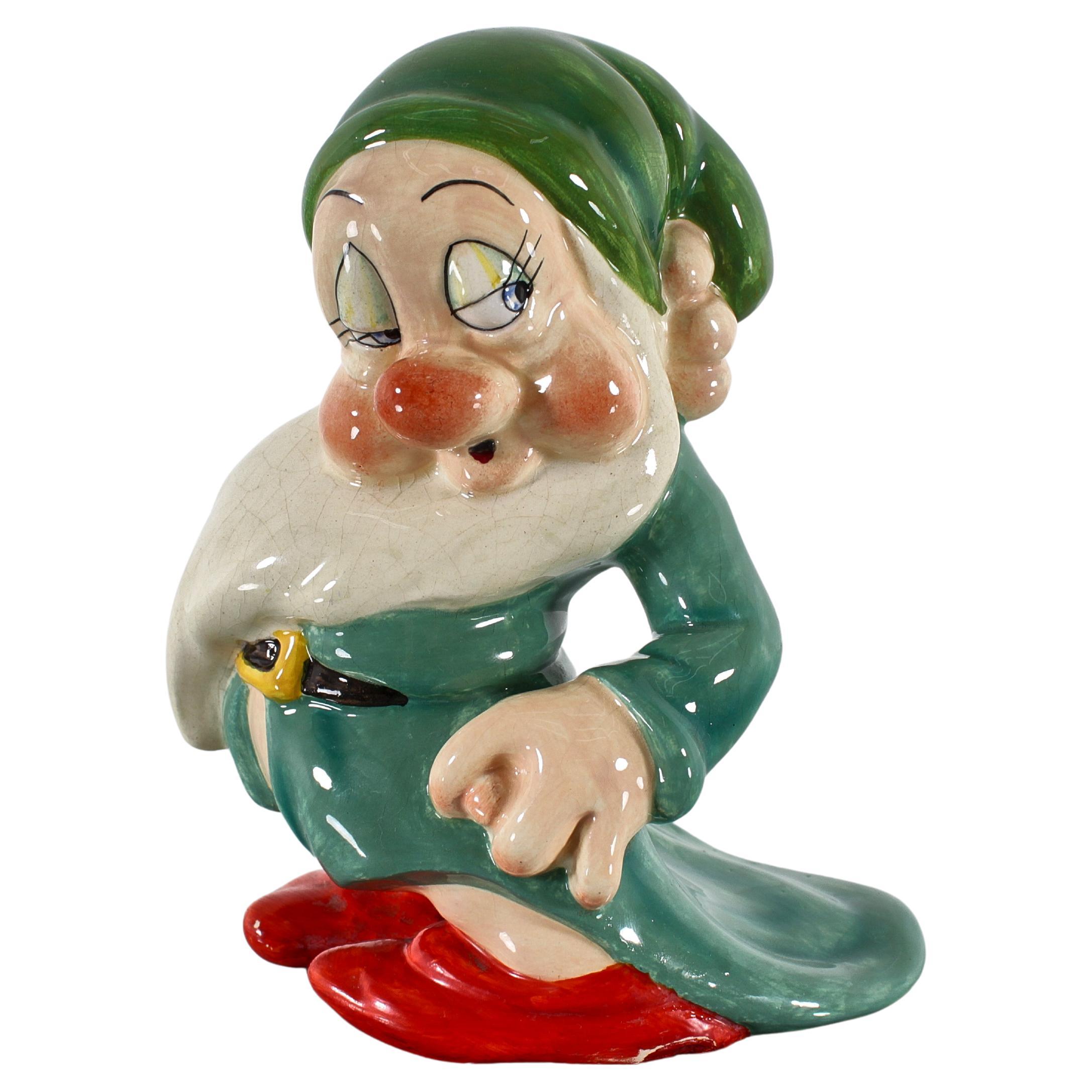 U. Zaccagnini para Walt Disney Escultura de cerámica esmaltada Sleepy Década de 1940 Italia