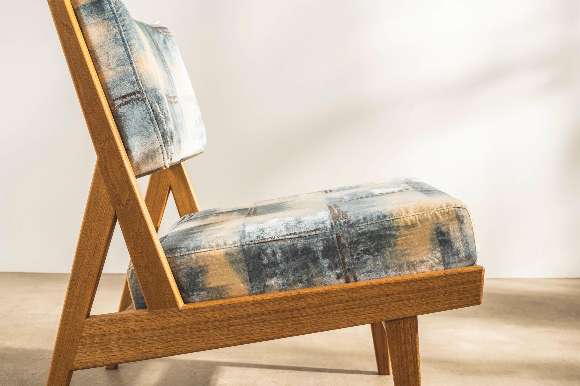 Der armlose Stuhl U431 wurde erstmals 1955 von Jens Risom Inc. vorgestellt. Er wurde von dem legendären, in Dänemark geborenen amerikanischen Designer entworfen und ist ein zeitloses Möbelstück, das sich sowohl in Wohn- als auch in Geschäftsräumen