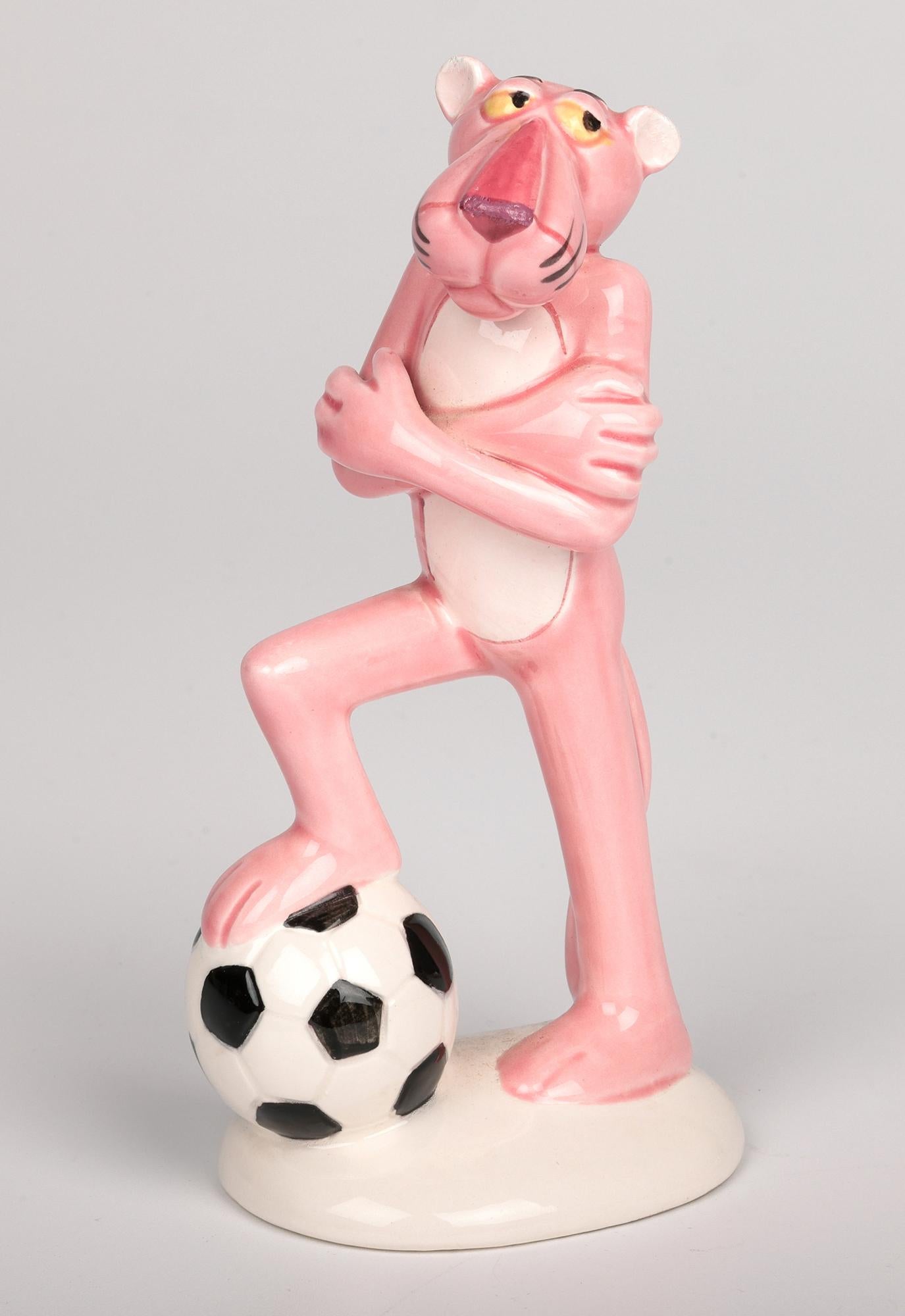 Una deliciosa colección de cinco figuras deportivas de época de la Pantera Rosa Geoffrey de UAC, producidas bajo licencia en Japón y que datan de alrededor de 1981. Las figuras tienen licencia de United Artists Corporation, que produjo y creó el