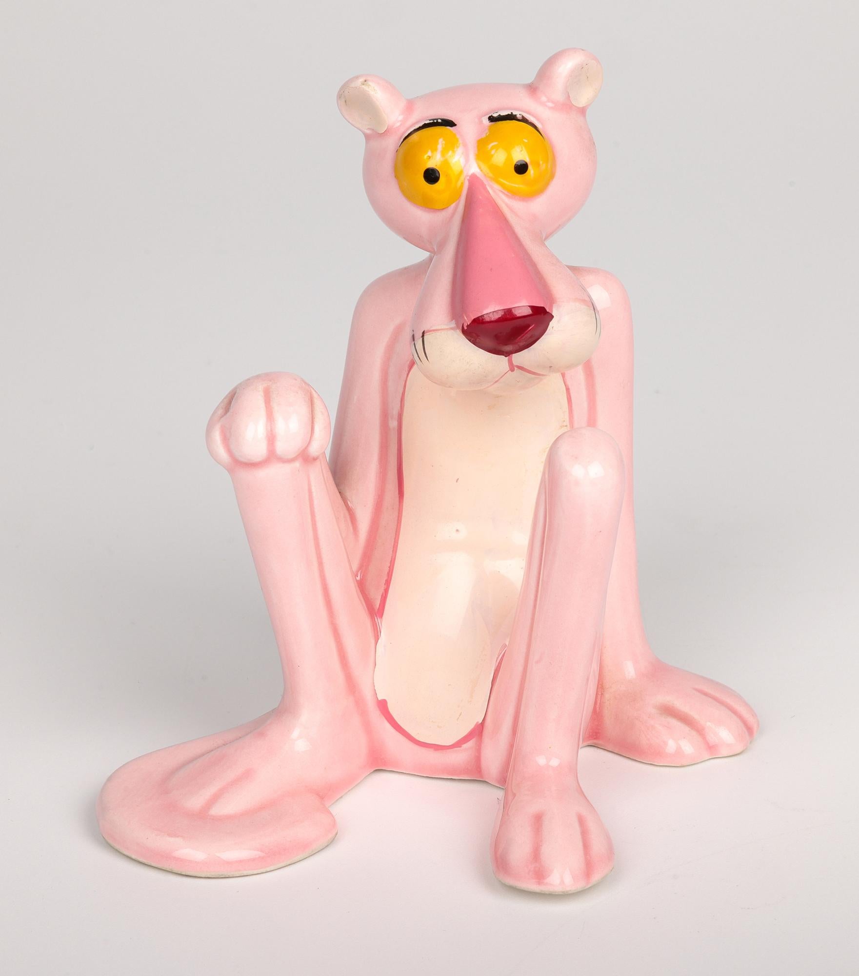 Una encantadora colección de tres figuras sentadas de la Pantera Rosa Geoffrey de UAC, producidas bajo licencia en Japón y que datan de alrededor de 1981. Las figuras tienen licencia de United Artists Corporation, que produjo y creó el icónico