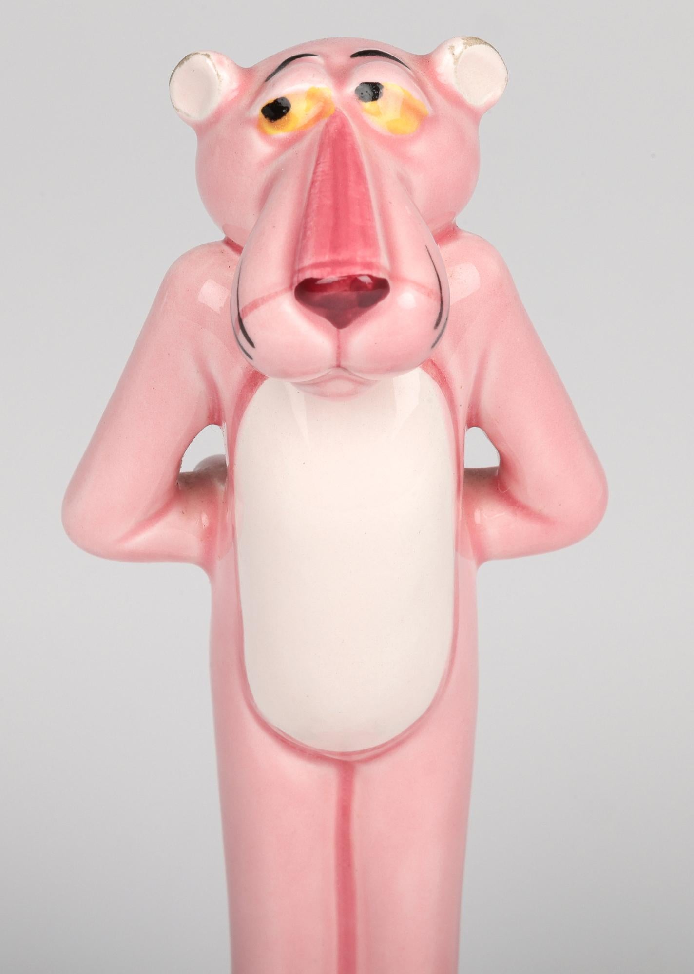 Una deliciosa colección de tres figuras de actitud UAC Geoffrey Pantera Rosa de época, producidas bajo licencia en Japón y que datan de alrededor de 1981. Las figuras tienen licencia de United Artists Corporation, que produjo y creó el icónico