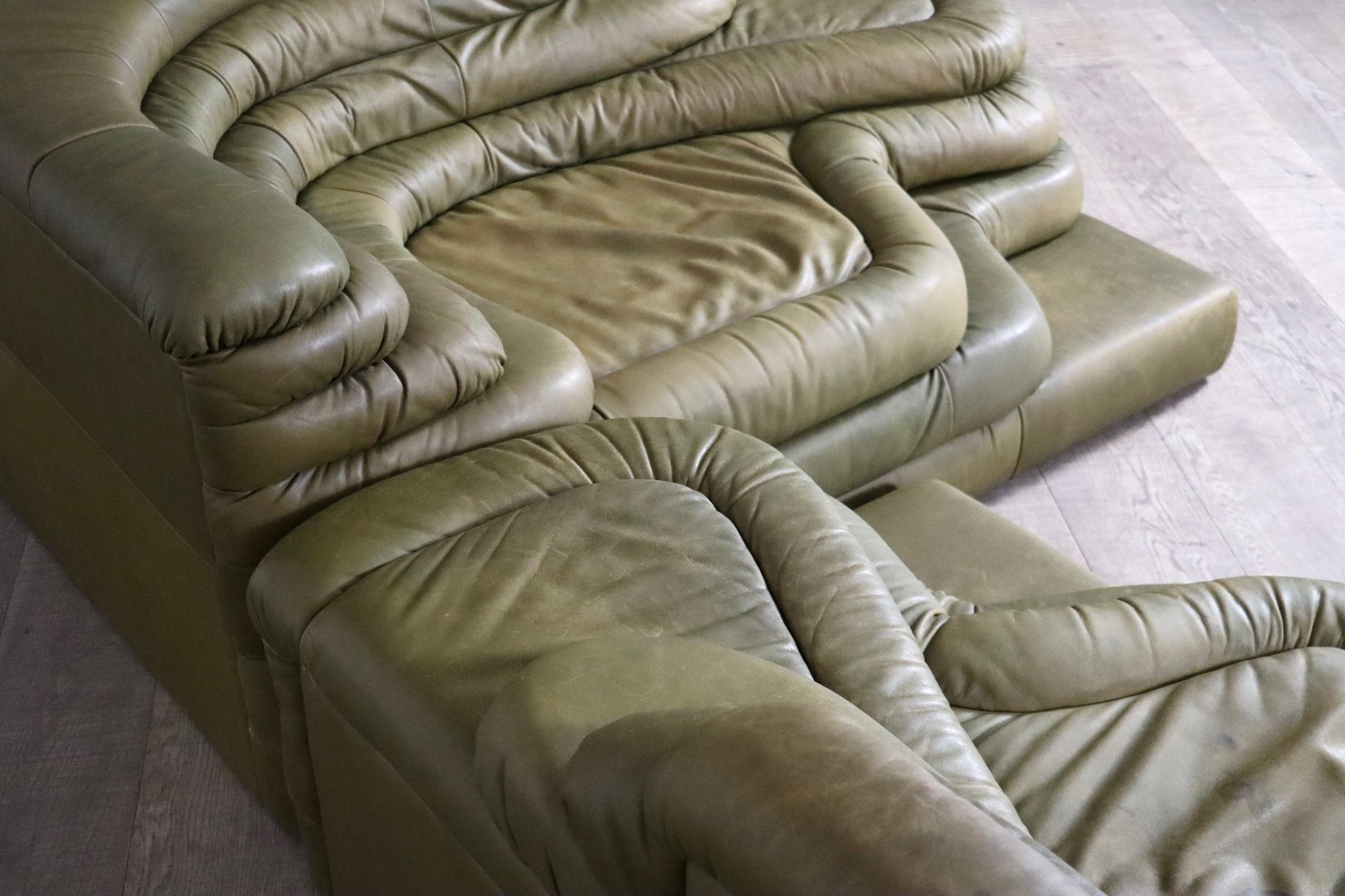 Spectacular pair of De Sede DS-1025 ‘Terrazza’ landscape sofa elements in original olive green leather, designed by Swiss designer Ubald Klug in the 1970s.

Crafted by the renowned Swiss furniture manufacturer De Sede, these sofas exemplify