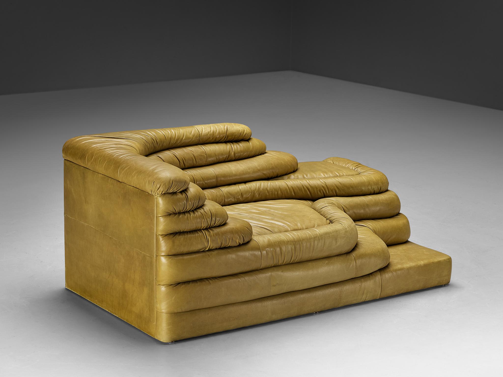 Ubald Klug pour De Sede, DS-1025 'Terrazza' élément de canapé paysage, cuir vert olive patiné, Suisse, années 1970. 

Canapé en forme de cascade en cuir vert olive du fabricant suisse De Sede. Le design de ce canapé a été inspiré par les montagnes