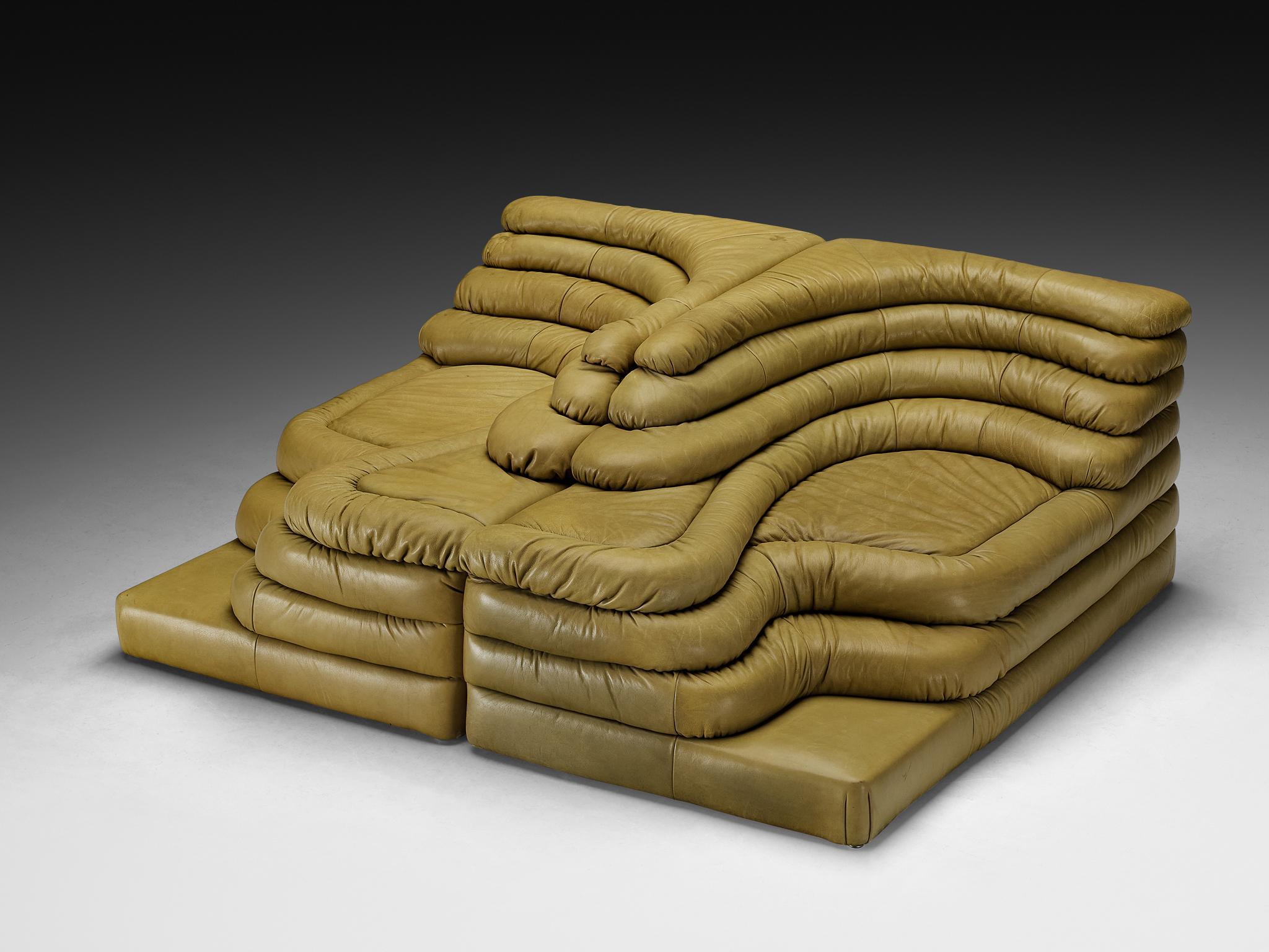 Ubald Klug für De Sede, DS-1025 'Terrazza' Landschaftssofa-Elemente, patiniertes olivgrünes Leder, Schweiz, 1970er Jahre. 

Wasserfallförmige Sofas in olivgrünem Leder vom Schweizer Hersteller De Sede. Das Design dieses Sofas wurde von den Bergen