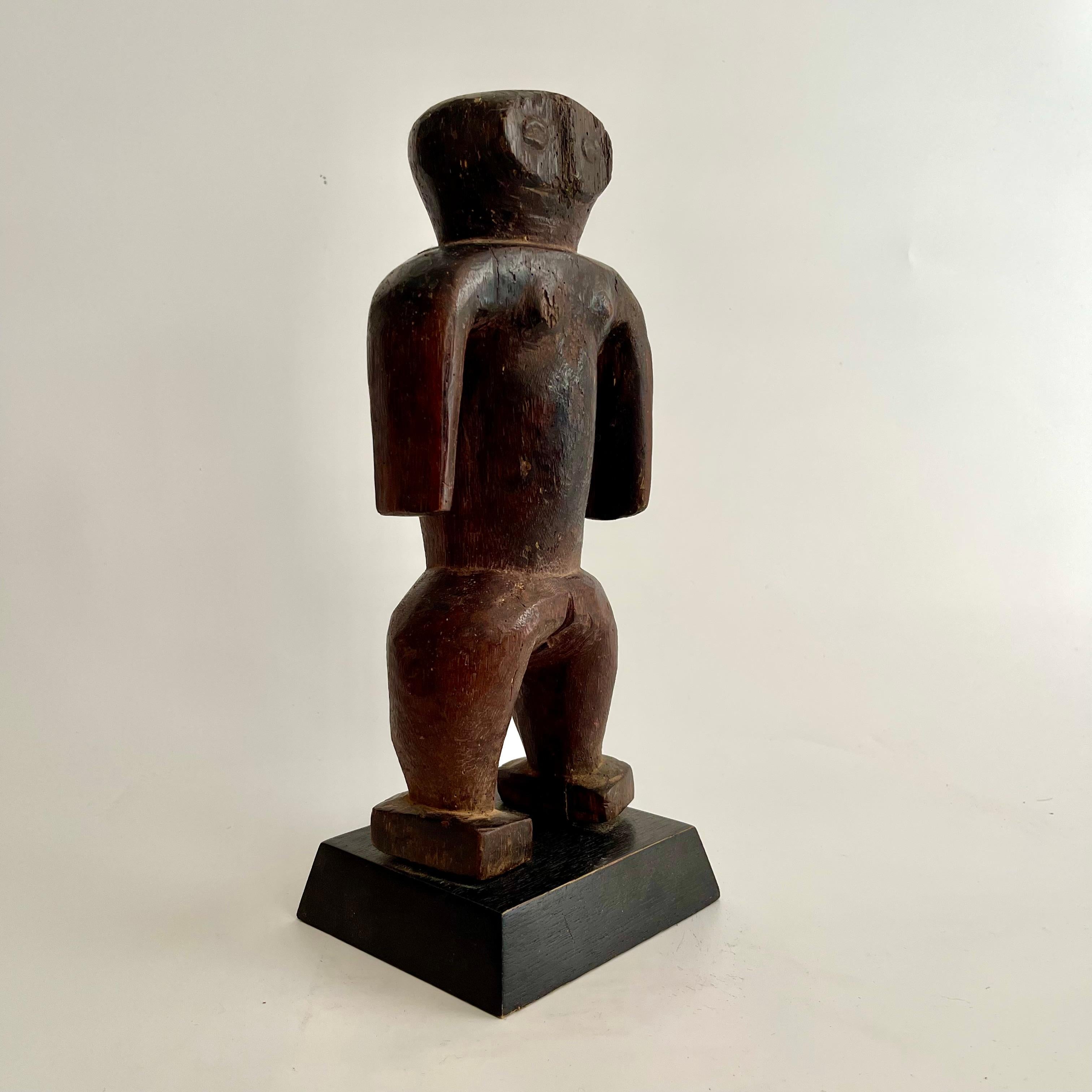 Female Ubangian statue in carved wood represented standing, the body of anthropomorphic type and zoomorphic head. Late 19th Century. Good patina. Past estorations.

 Provenance : Private collection of a painter, Brussels.

Dimensions: 31 cm height,