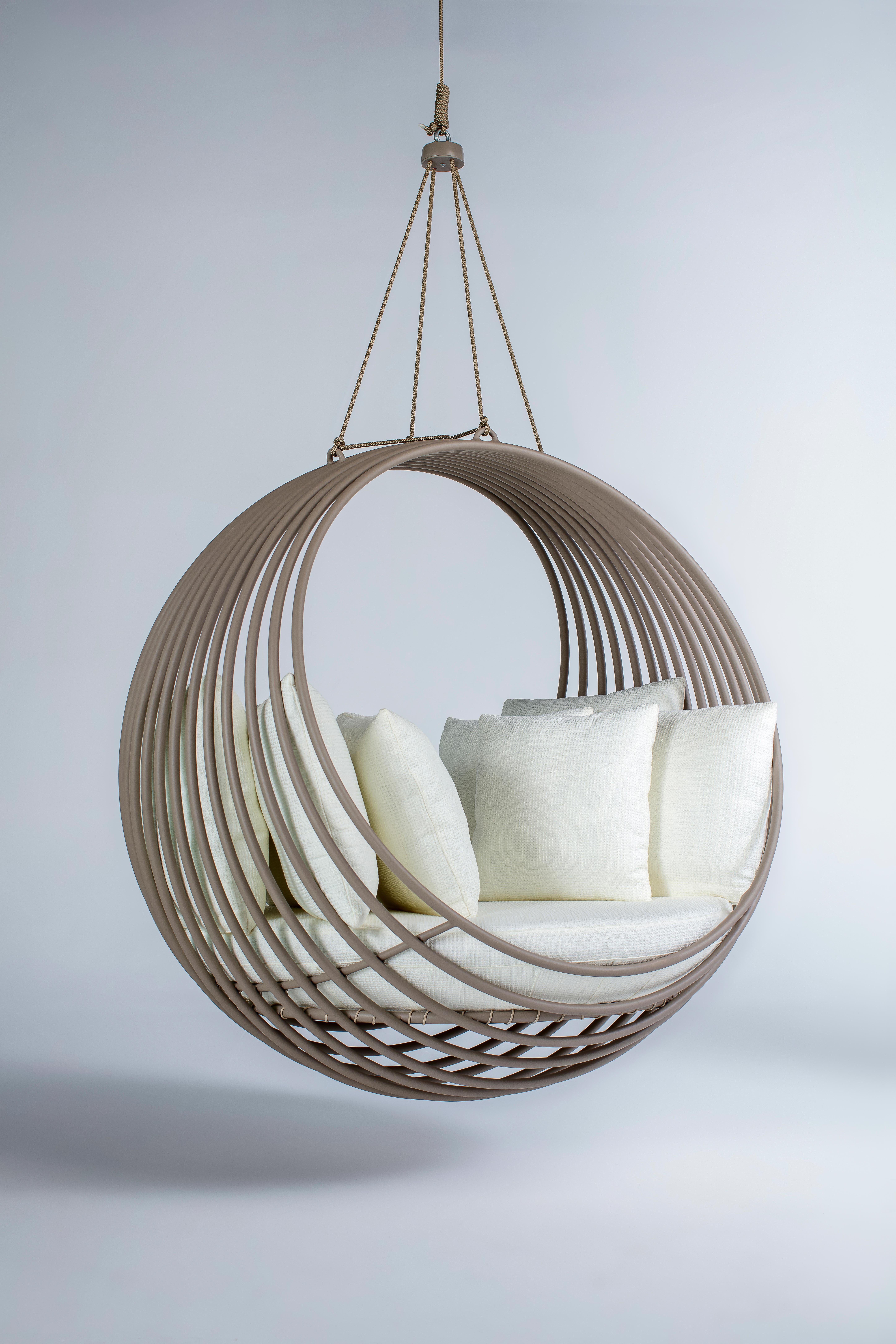 The welcoming shape retains the essence of shelter. Covered by the feeling of coziness, the design of Ubirani Swing invites you to moments of rest, relaxation and inner connection. From the circular structure forged in aluminum emanates the idea of
